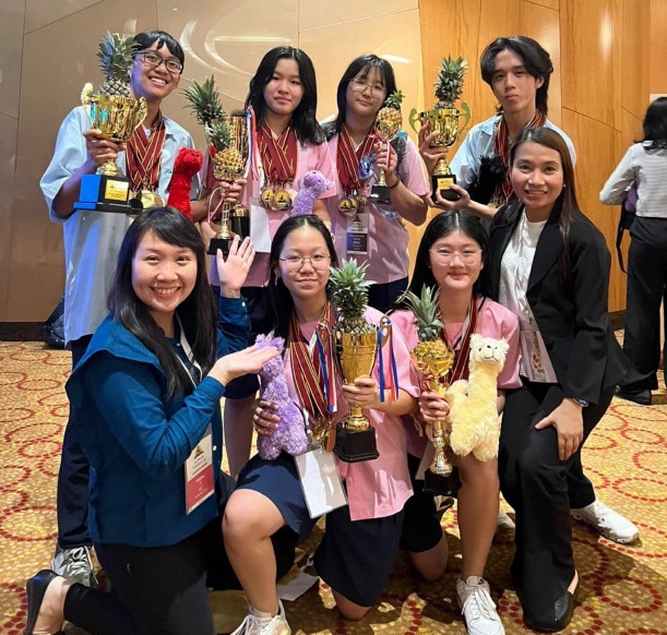 JKT Roundel 高年級組與教練Ms. Emmely與Ms. Yuliana合照