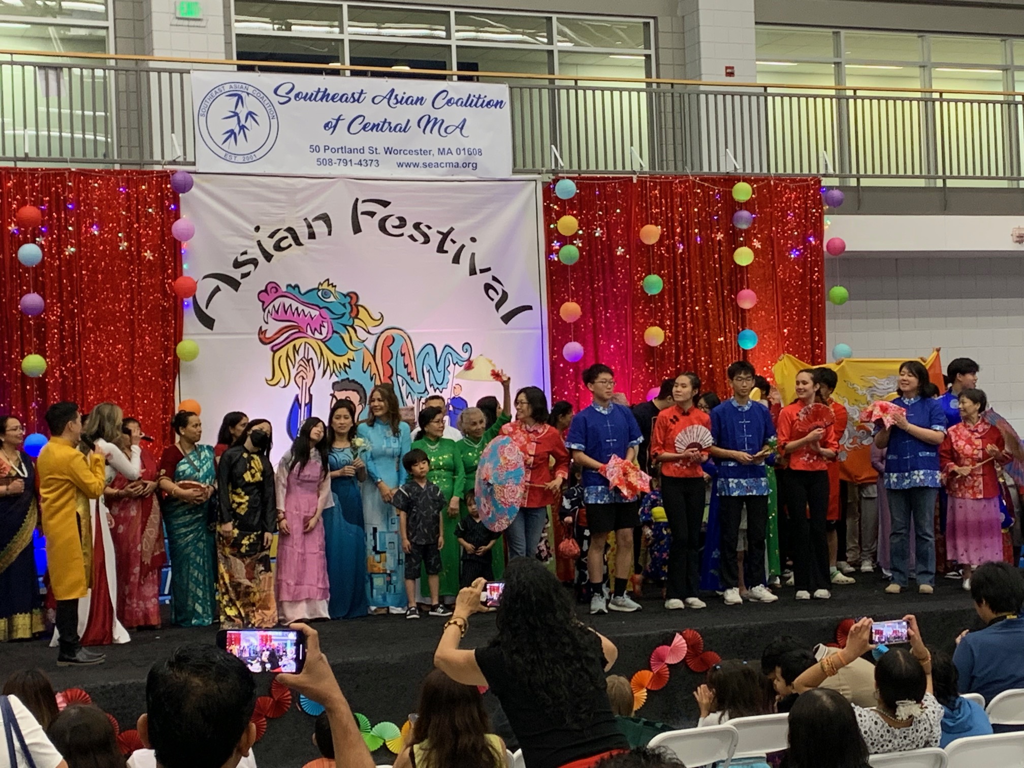 麻州中部中文學校參與節目最後的走秀活動