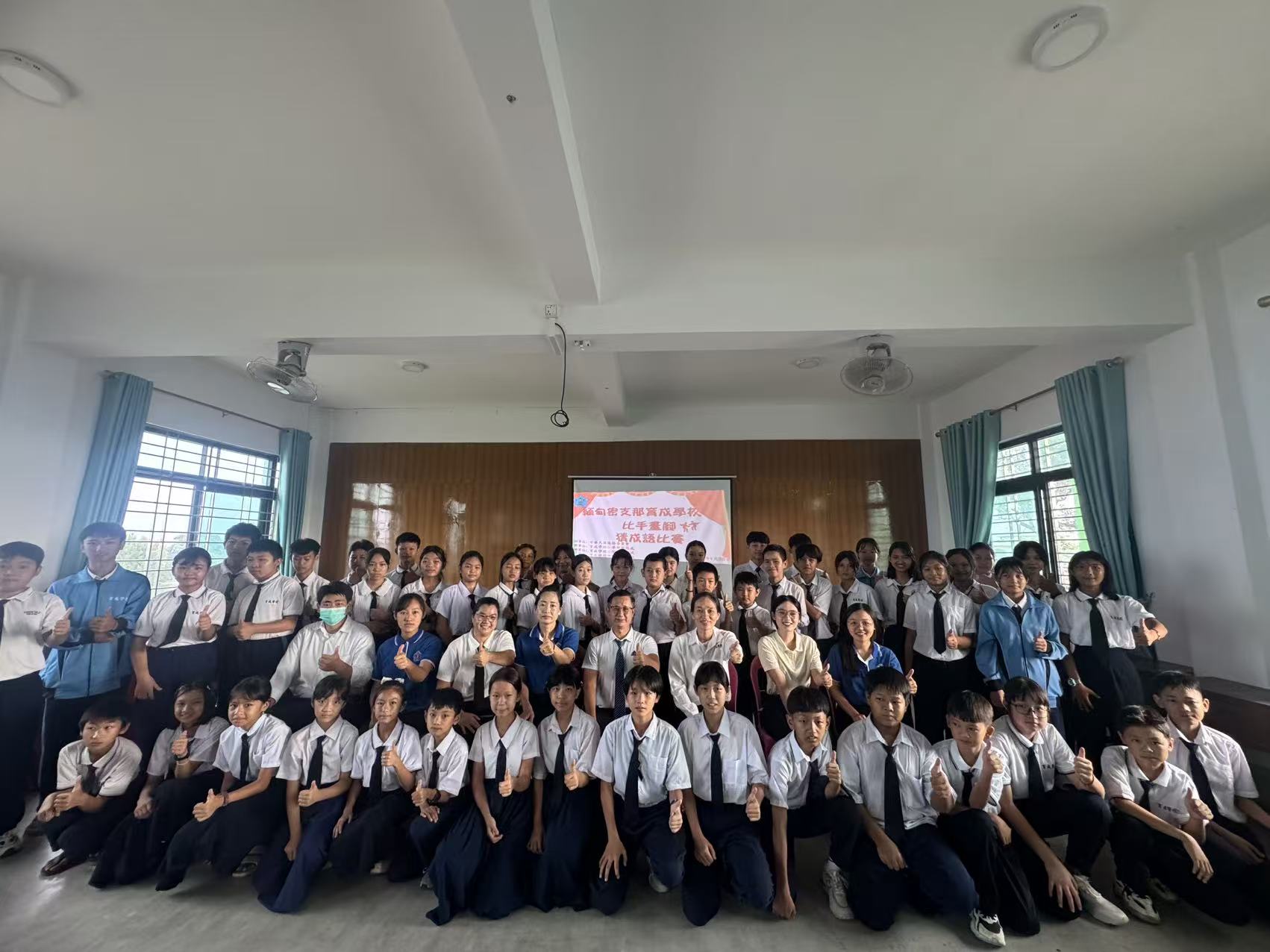 小學參賽學生與教師合影