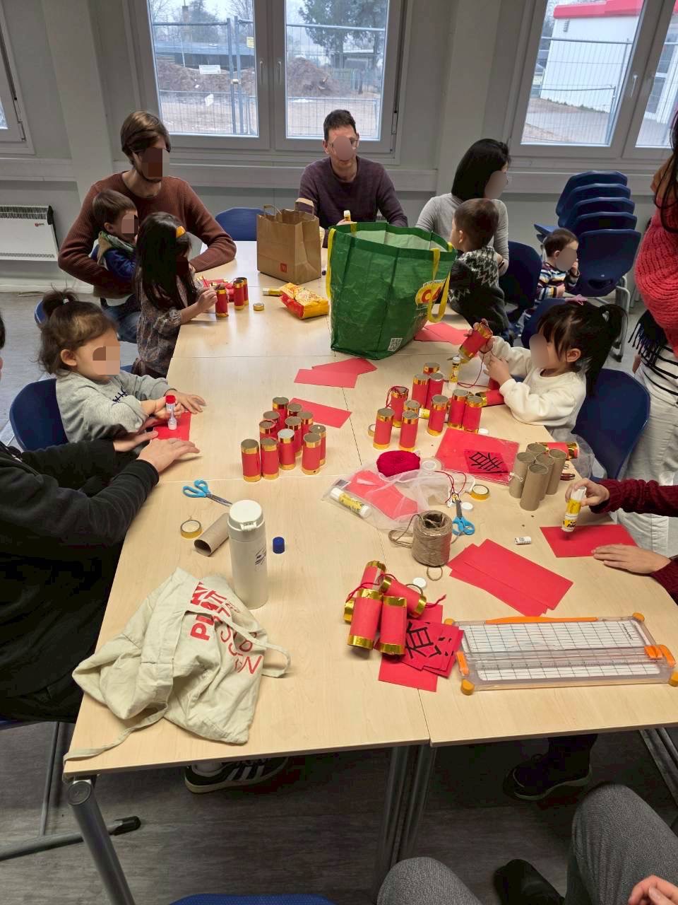 喜氣洋洋的鞭炮製作中