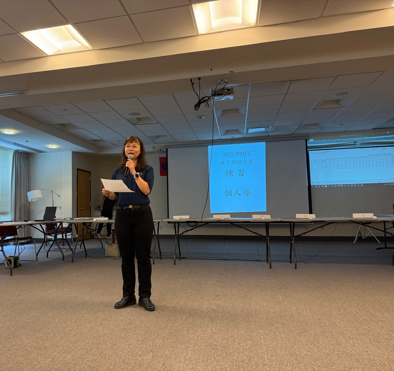 主持人講解比賽規則