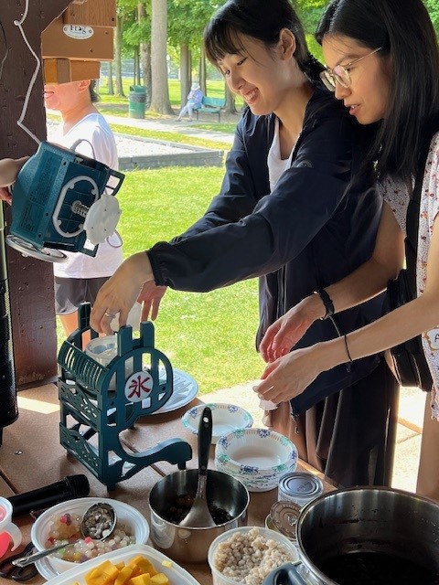 中文書院的老師們使用製冰機做挫冰