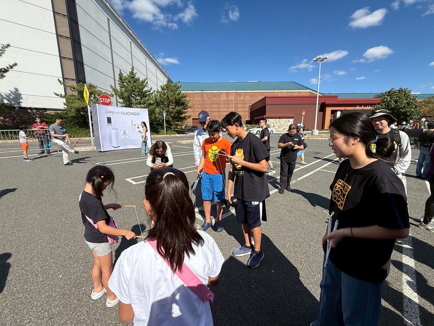 毽子及扯鈴體驗，吸引大小朋友嘗試，本校扯鈴班同學們耐心教學