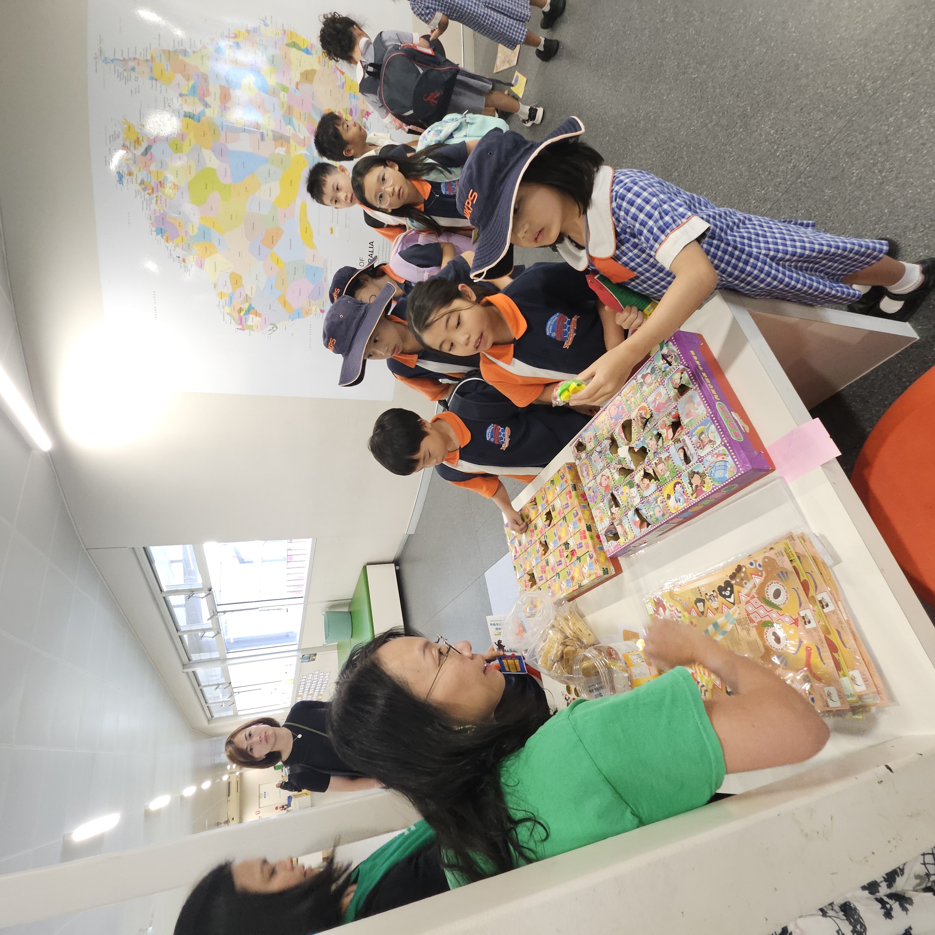 學生排隊抽獎並領取節慶禮物，期待的笑容洋溢在臉上，為活動增添喜氣與驚喜感。