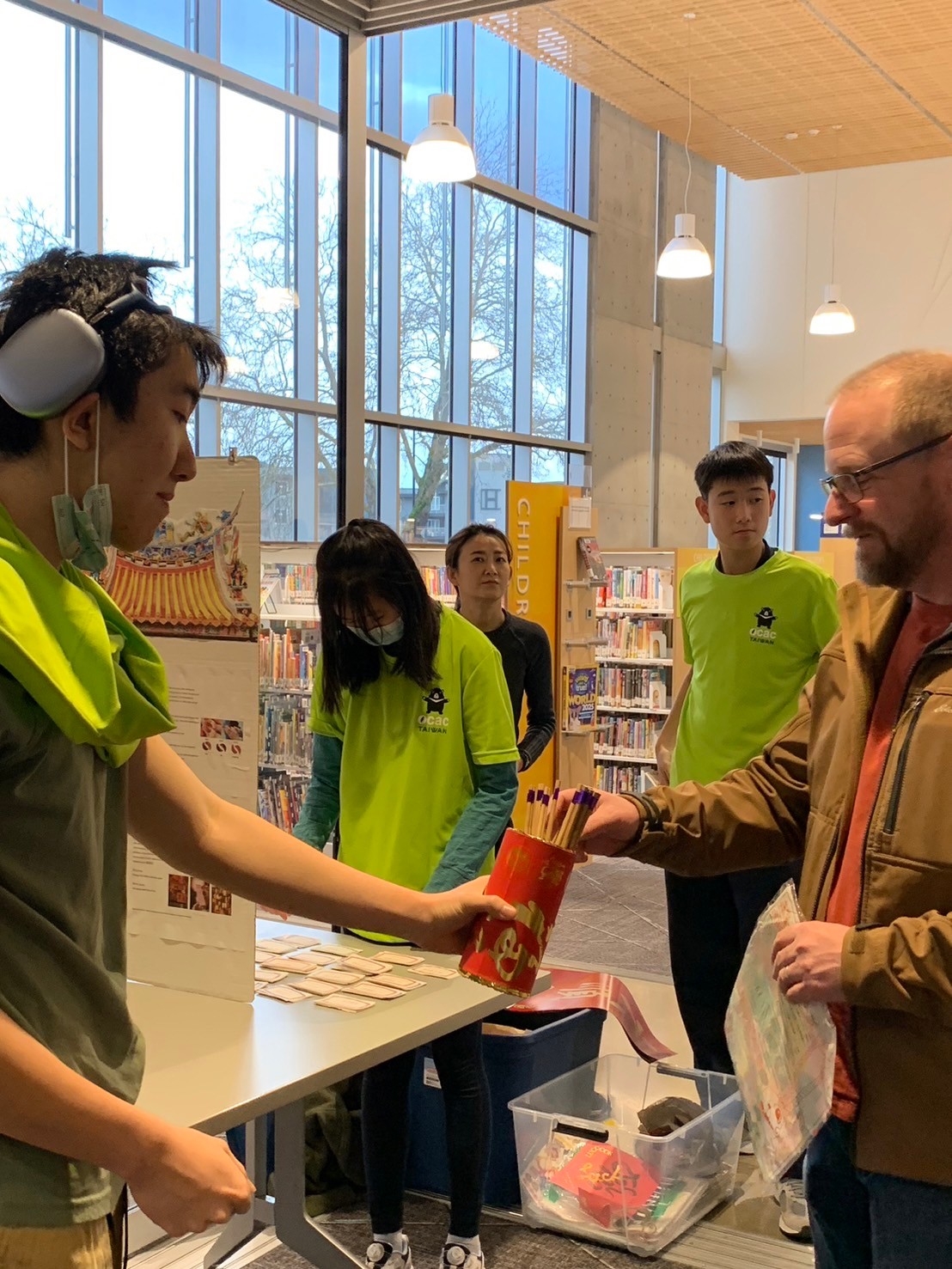 體驗台灣廟會文化~擲筊遊戲