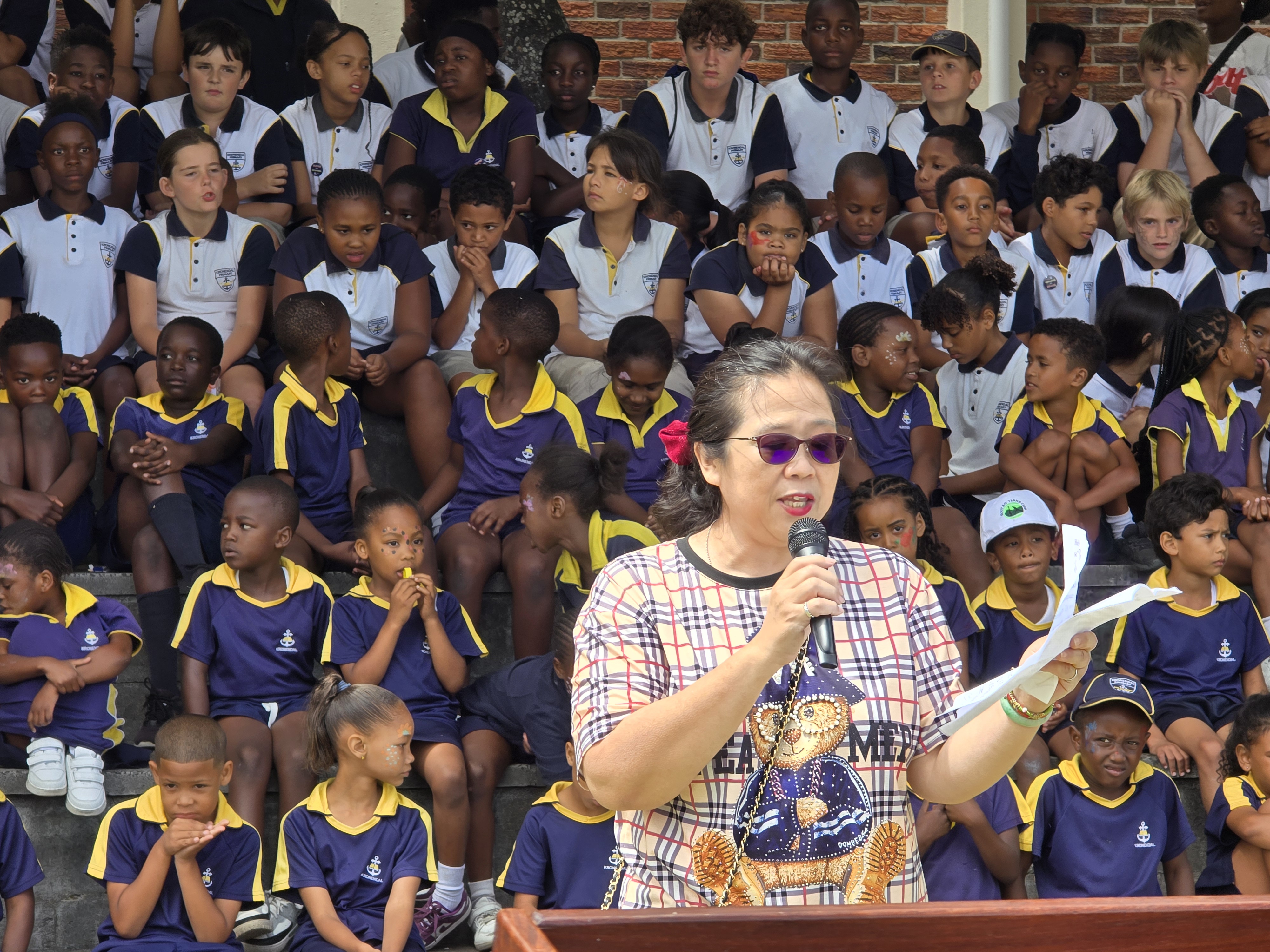 孫校長致詞，強調台灣文化的豐富。