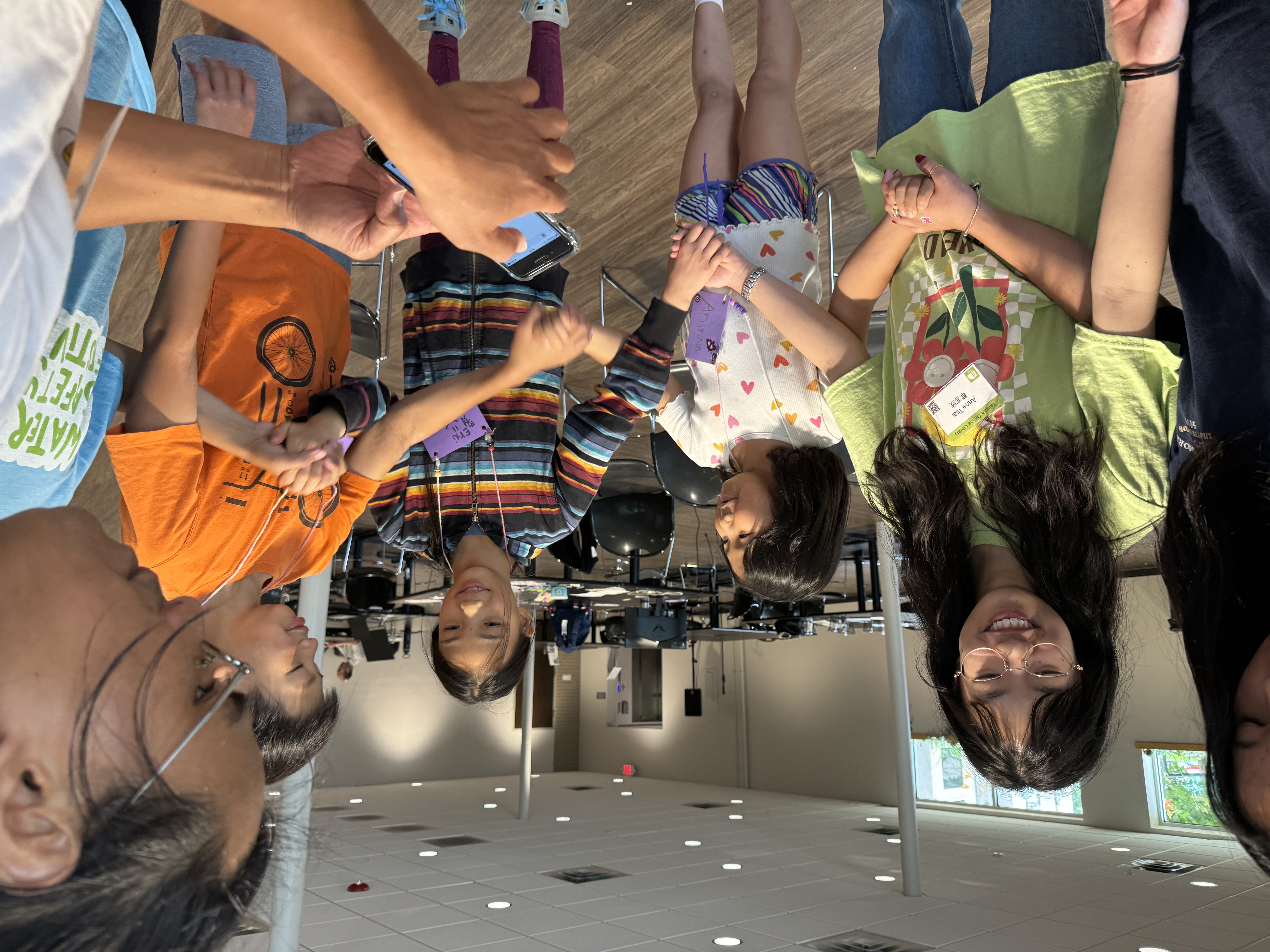 蔡約秩和蔡言欣助教帶領團康遊戲