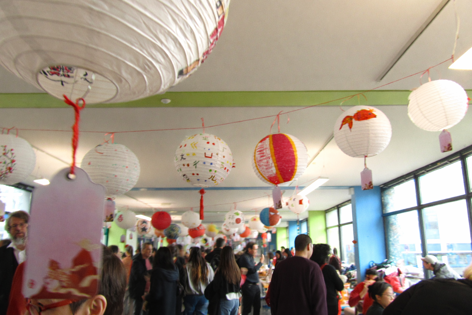 熱鬧年貨大街匯集僑生學員手繪燈籠展示、各式臺灣美食與文化童玩攤位