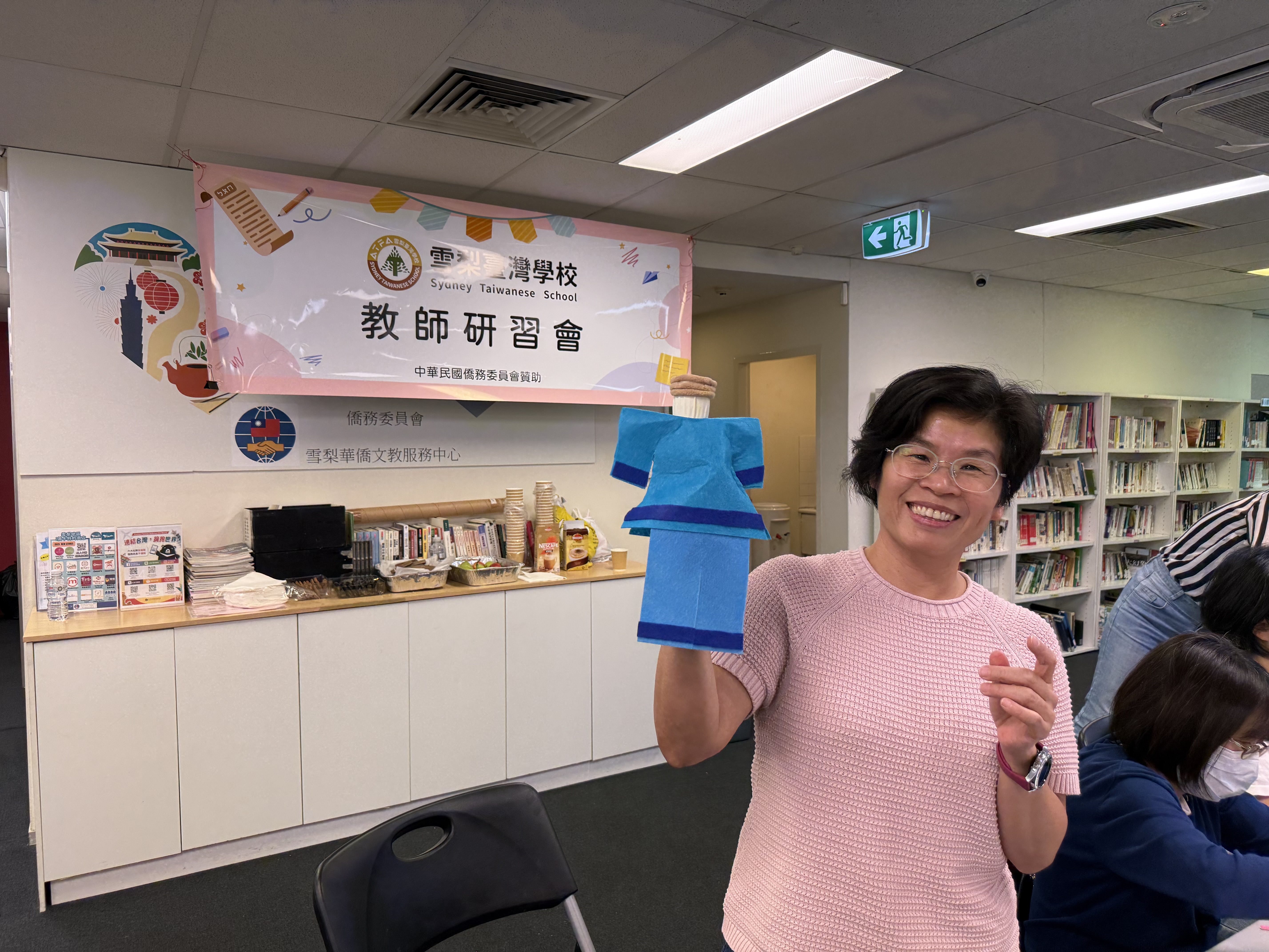 客家藍布衣木偶也在老師的巧手之下栩栩如生的呈現。