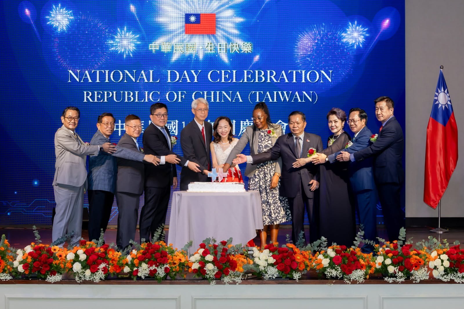 連大使與貴賓切蛋糕，祝中華民國115歲生日快樂!