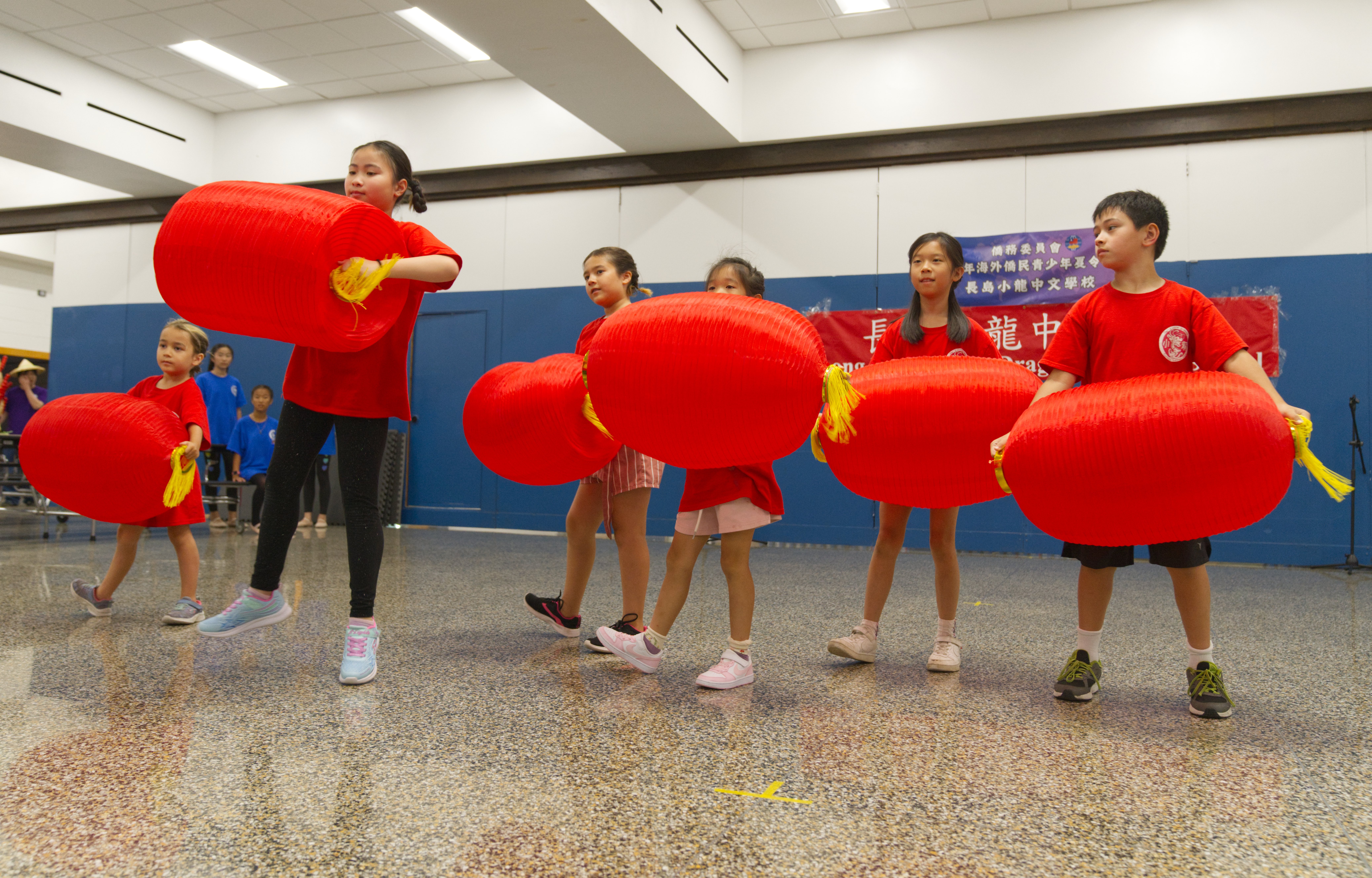 小班的學生們用紅燈籠『鬥陣來跳舞』