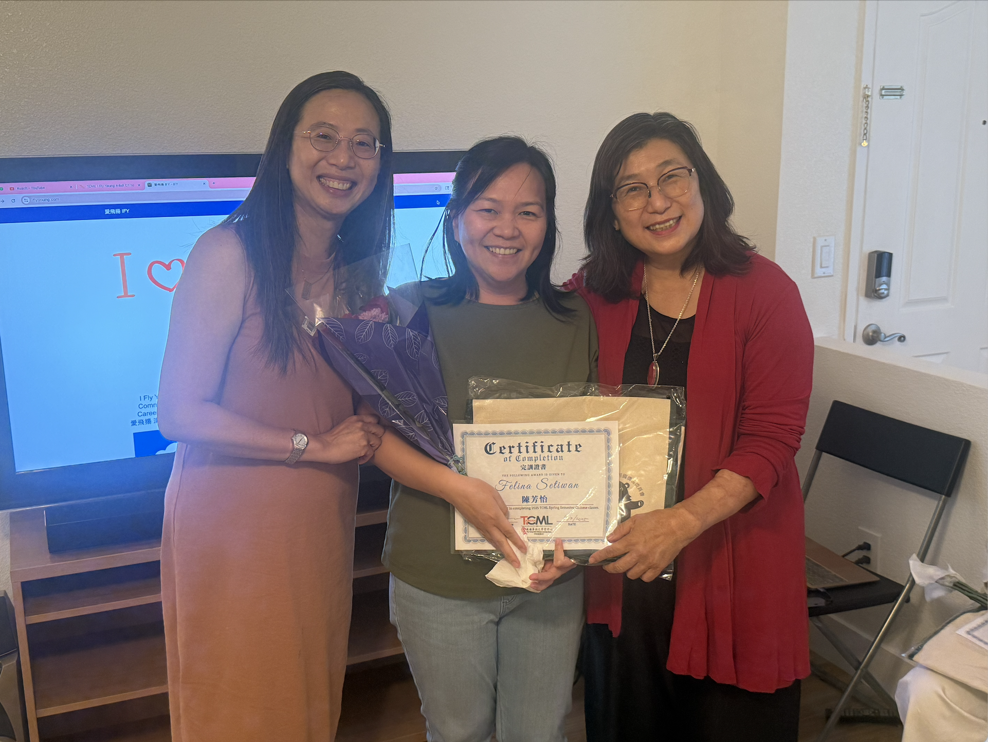 頒發證書與禮物，慶祝學生結業