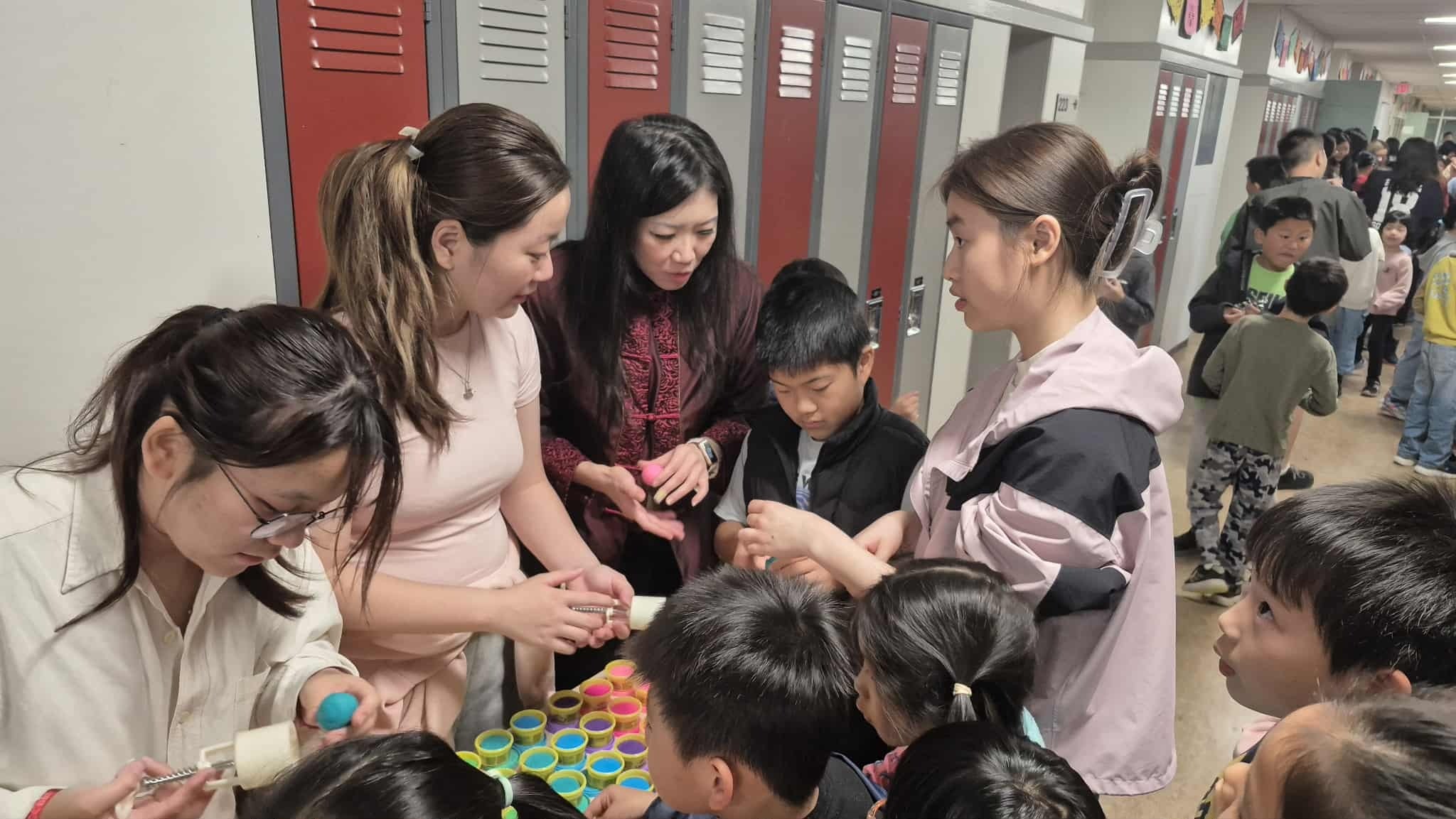 文化教師與義工指導學生們印模出造型各異的月餅