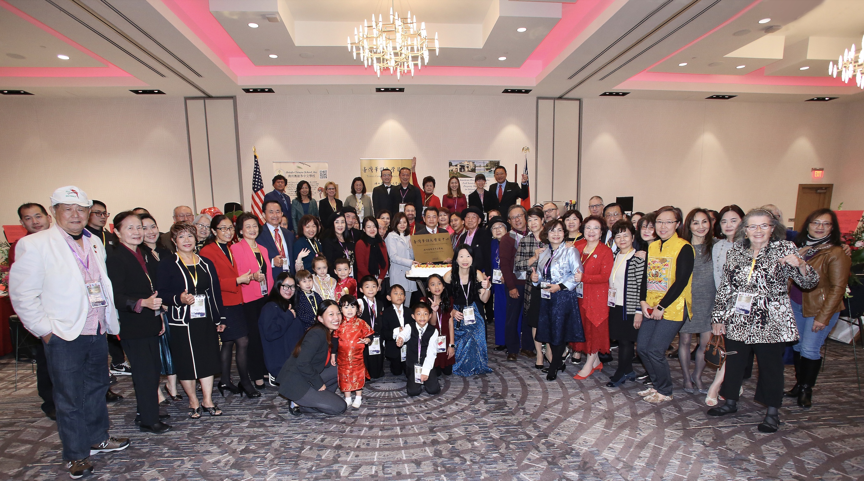 「臺灣華語文學習中心」佛州奧維多中文學校揭牌剪綵典禮賓客雲集，席開十桌慶祝，百人共襄盛舉。