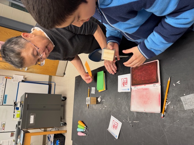 許淑芬老師指導完成作品的同學拓印成品到卡紙上