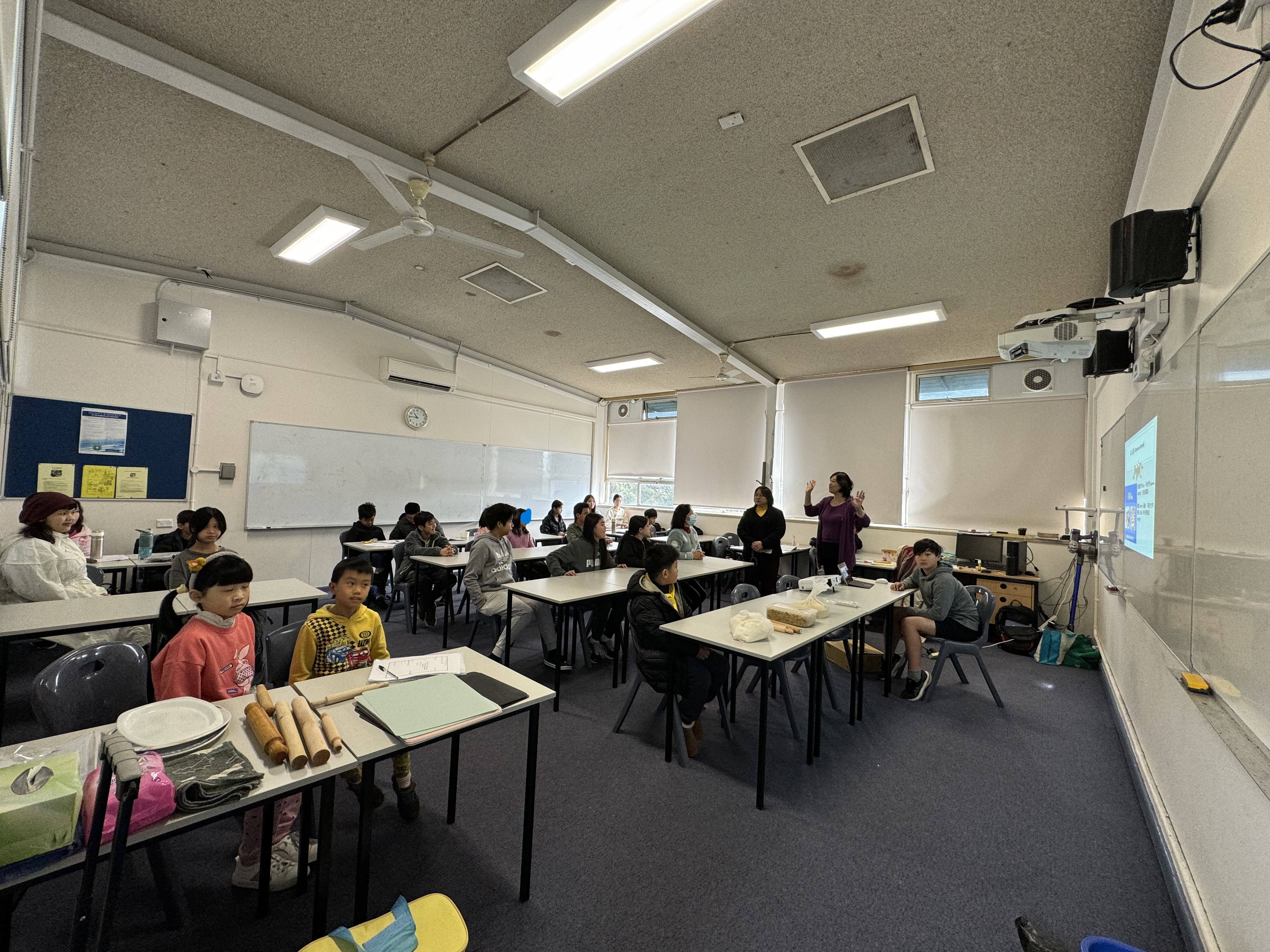 學生們認真聽講