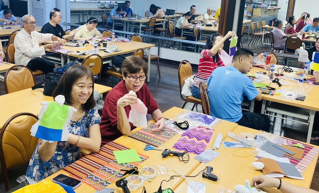 老師學做布袋戲偶