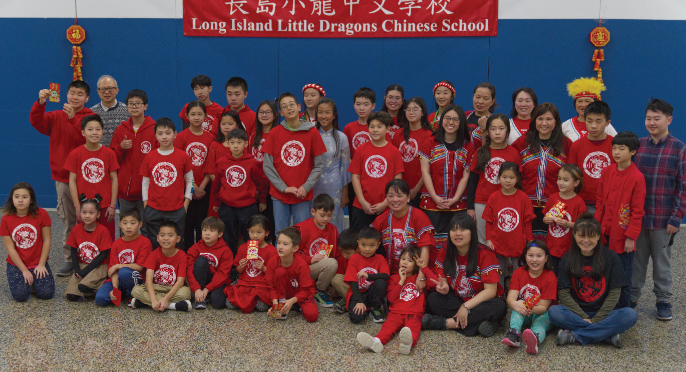 楊校長代表學校發給老師們和學生們過年紅包，祝福每一個長島小龍中文學校的師生，紅紅火火迎新春，歡歡喜喜過新年！