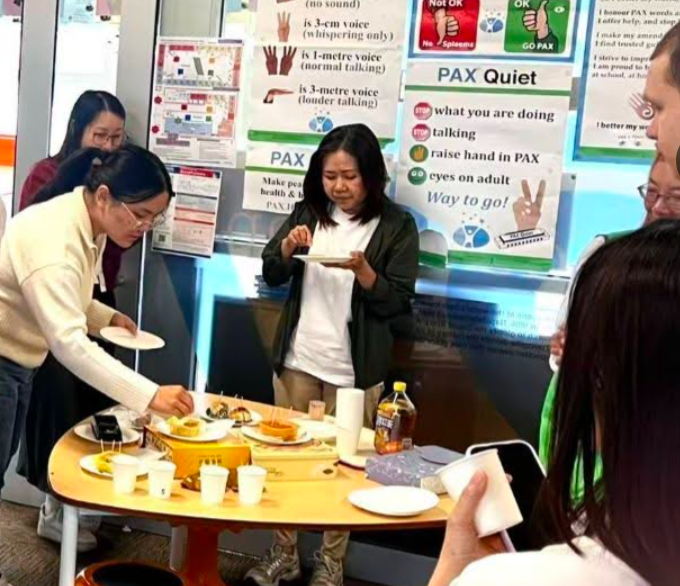 學員於展示桌前夾取並品嚐不同風味的月餅切片，透過感官實際體驗餅皮酥脆度與內餡甜度，進行口味品評。 