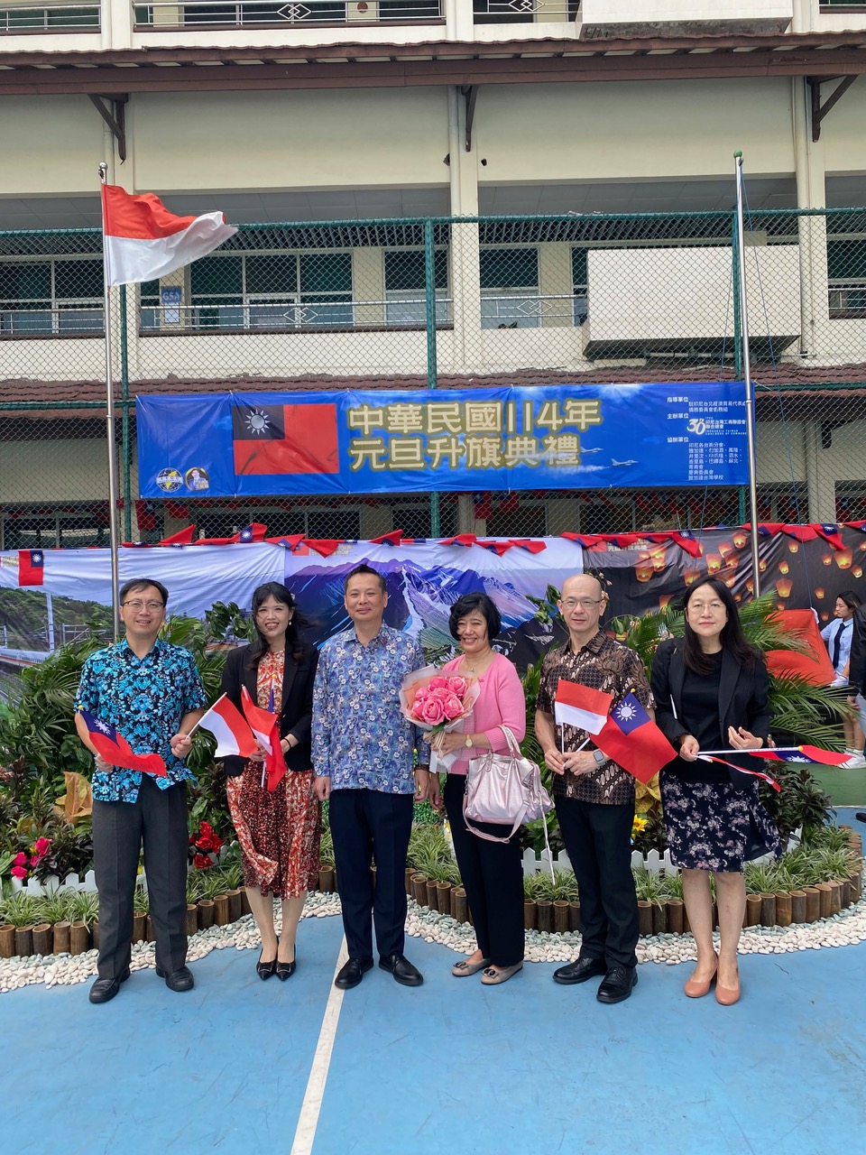 屏東大學新南向訪視團與洪大使一同參加元旦升旗典禮