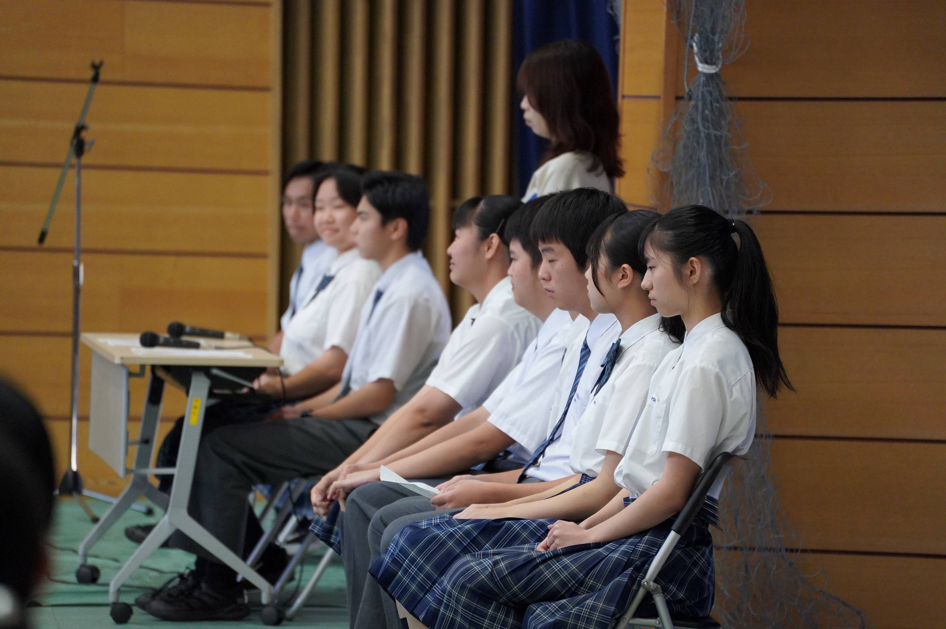 高中部參賽者們正在集中精神準備上台