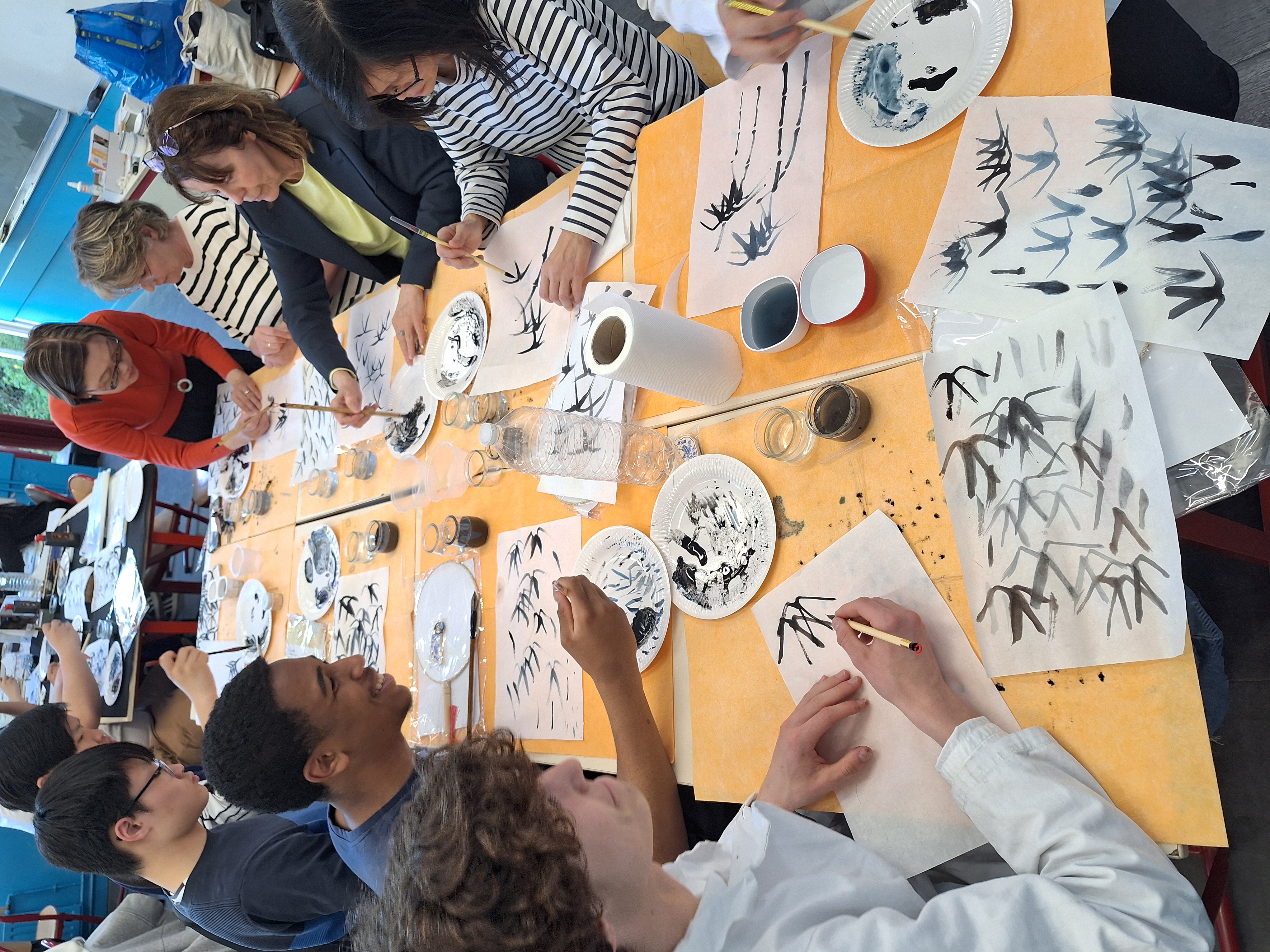 學生們專注在練習竹葉的畫法