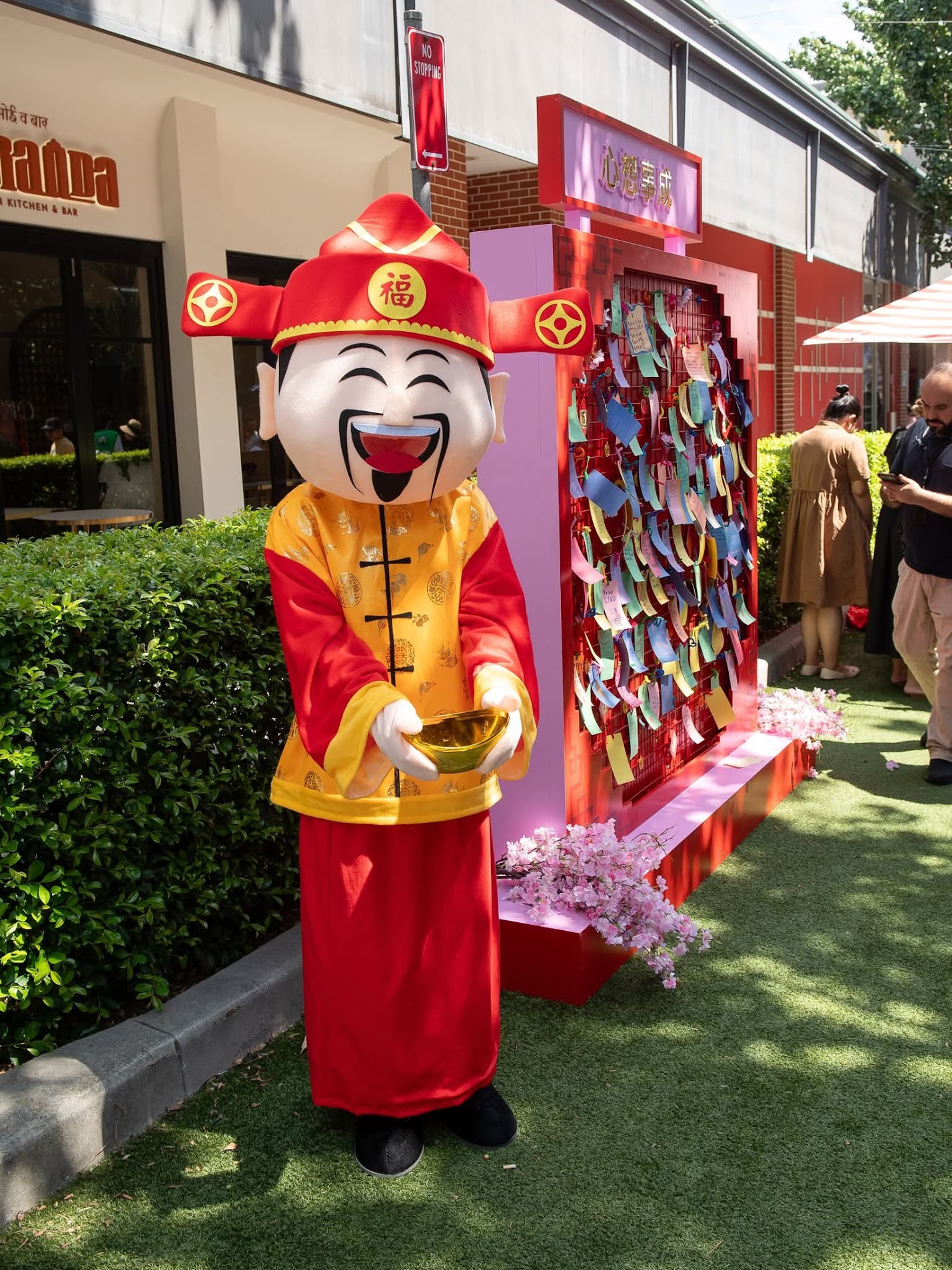 喜氣洋洋的財神爺與家庭親切互動、發放開運金幣糖，成為全場最具人氣的合影熱點。