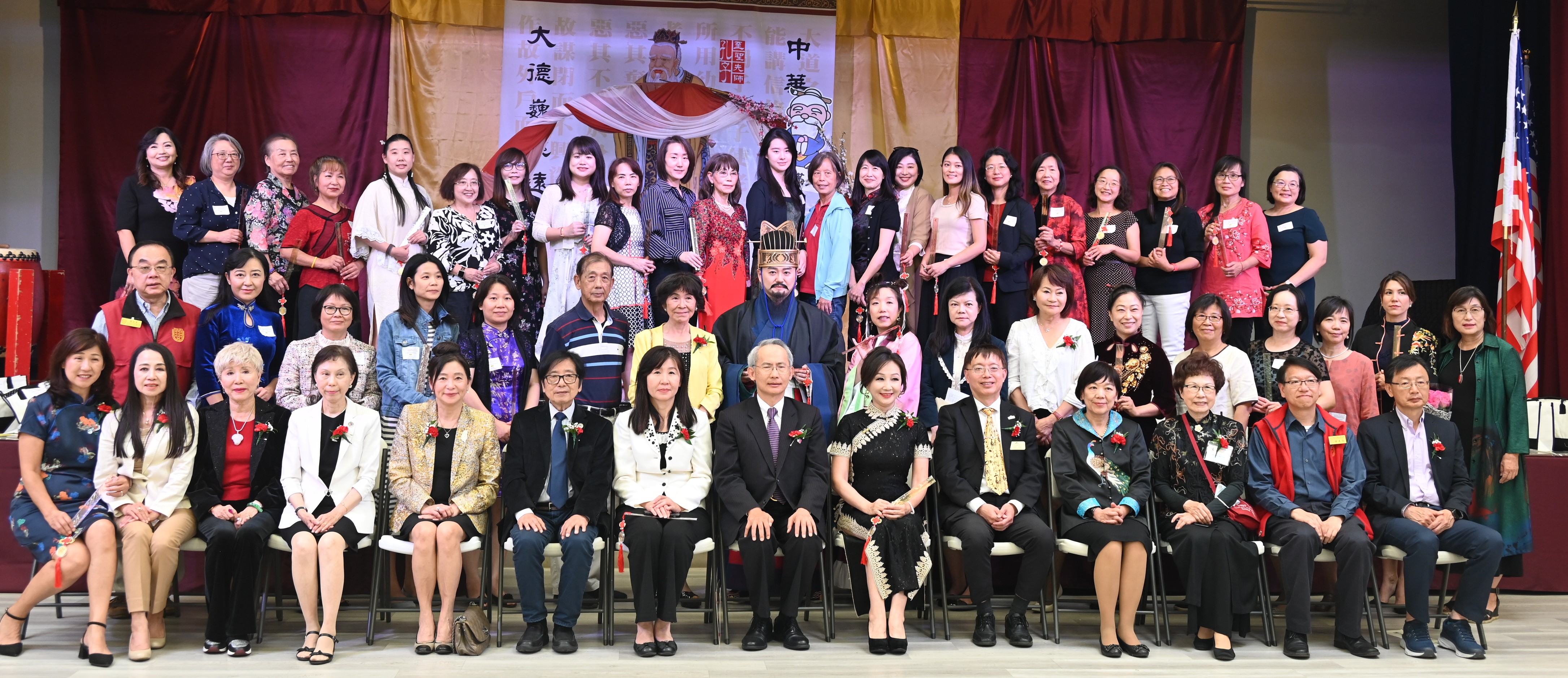 駐舊金山經濟文化辦事處」處長賴銘琪與「金山灣區華僑文教服務中心」莊雅淑主任與獲獎老師們大合照