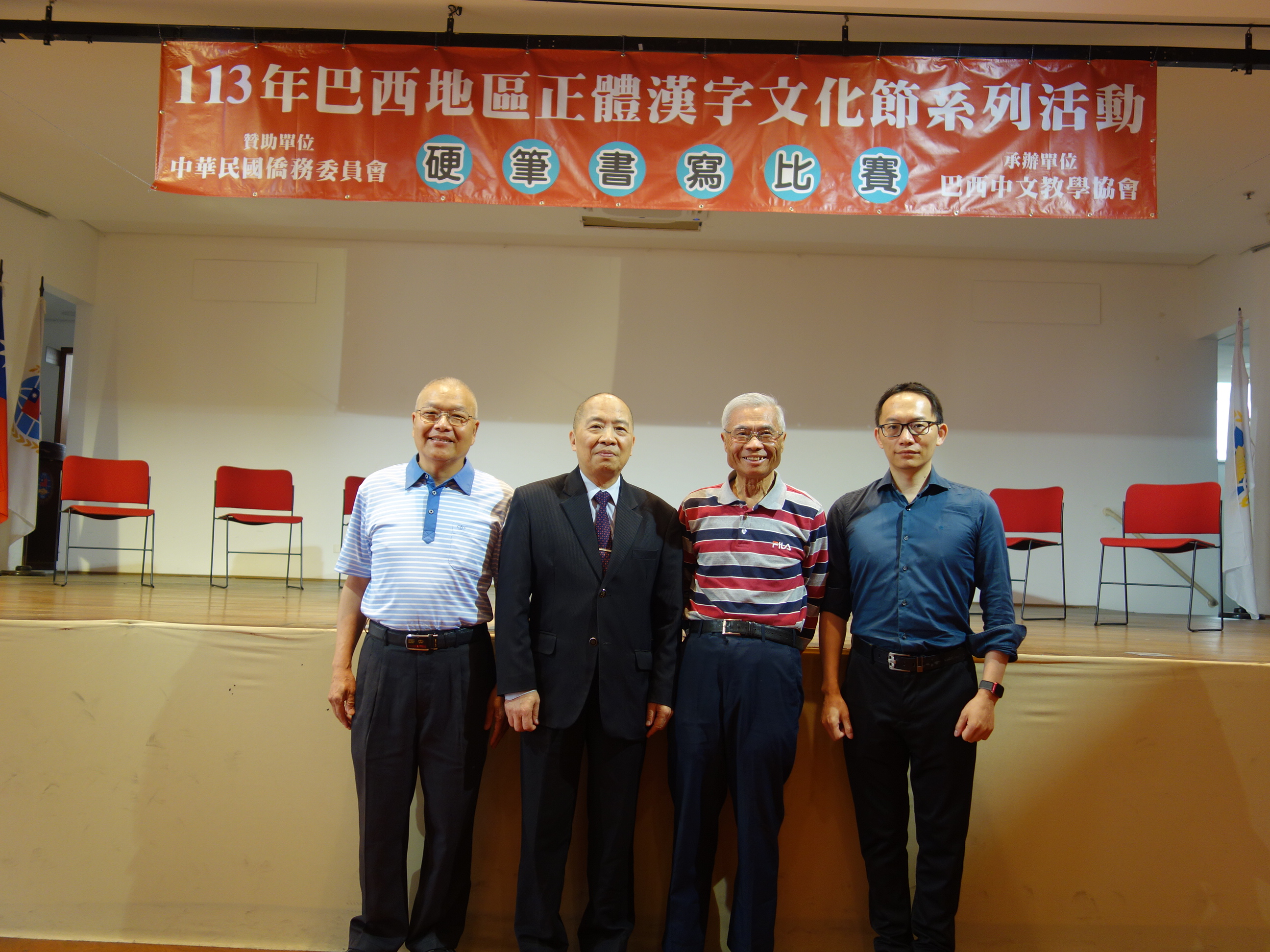 會長林志孟和三位評審老師：廖世秉（右二）、黃家豐（左一）、羅明宗（右一）