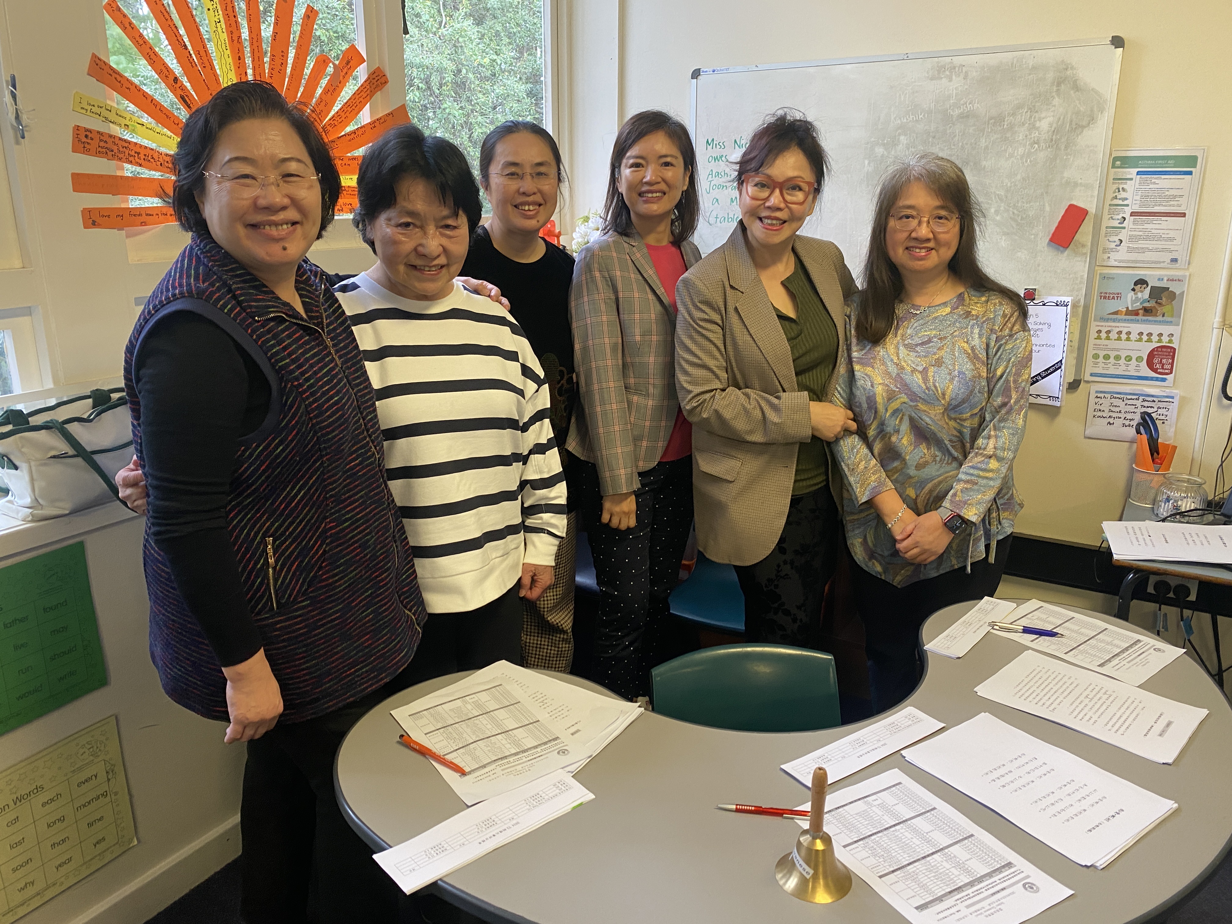 澳洲台灣同鄉會會長、校長與評審委員共同拍照