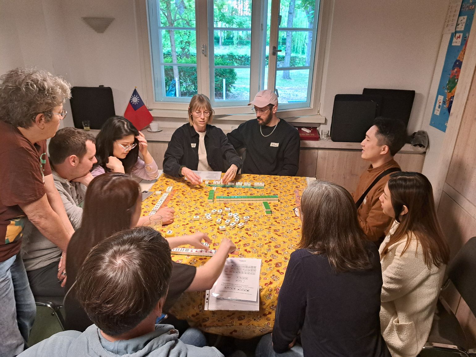 大家興致盎然地學習如何打麻將