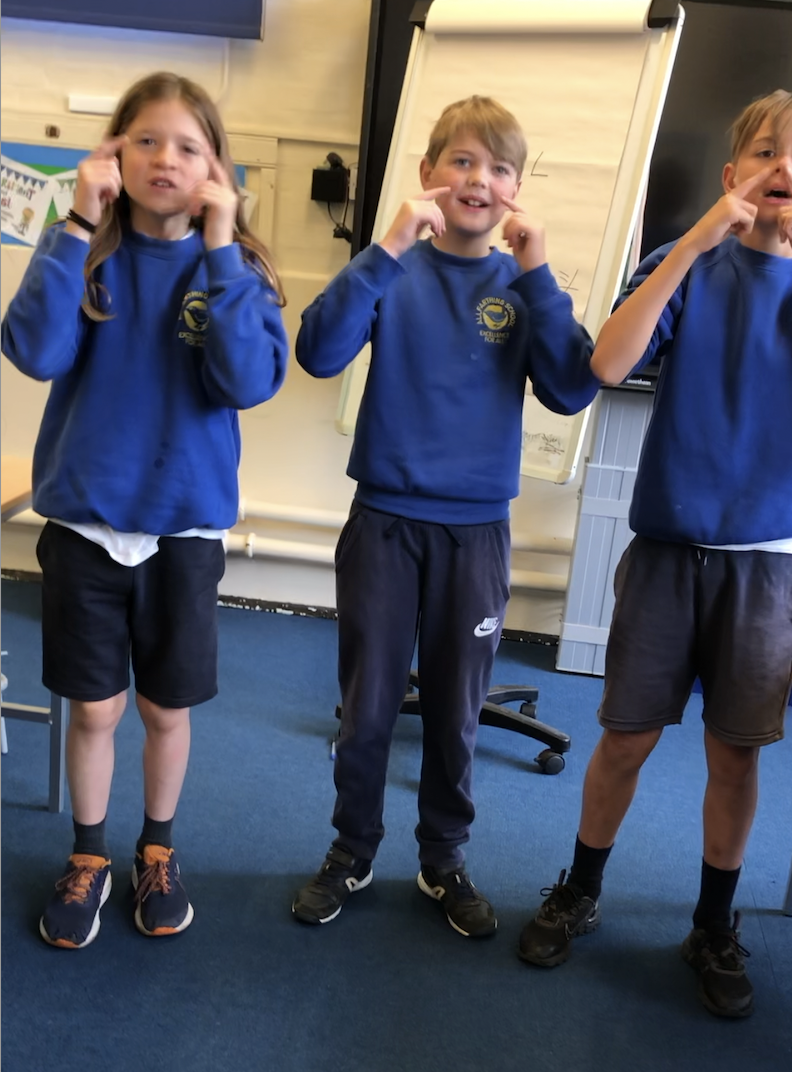 他們的動作整齊一致，表演一首帶有手勢的歌曲。 孩子們看起來很開心，顯示出他們對這次比賽的興奮和投入。