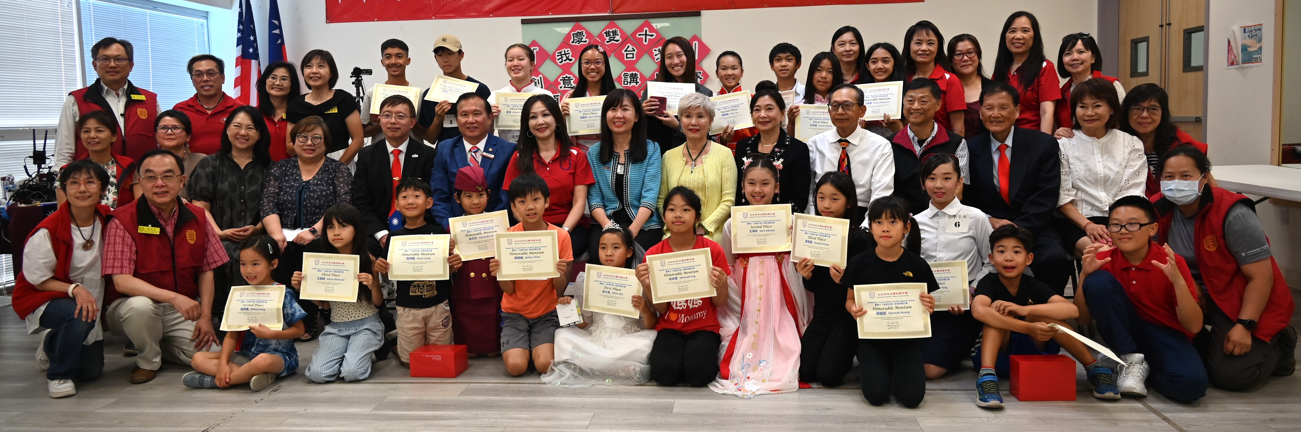 參賽獲獎學生與佳賓、北加志工大合照 「金山灣區僑教中心」莊雅淑主任蒞臨致詞 10/12/24, 2:43 PM 歡迎蒞臨全球華文網(僑委會)HuayuWorld.org - https://