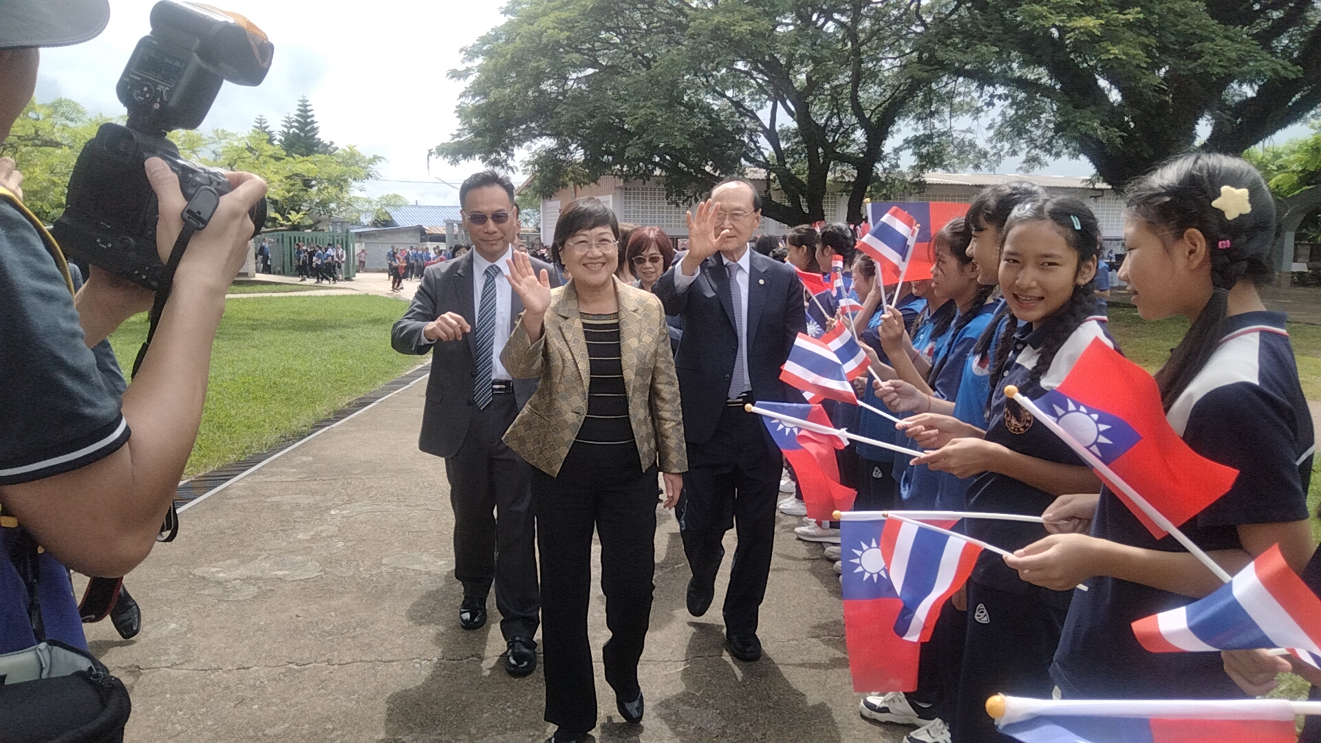 熱情迎接長官貴賓