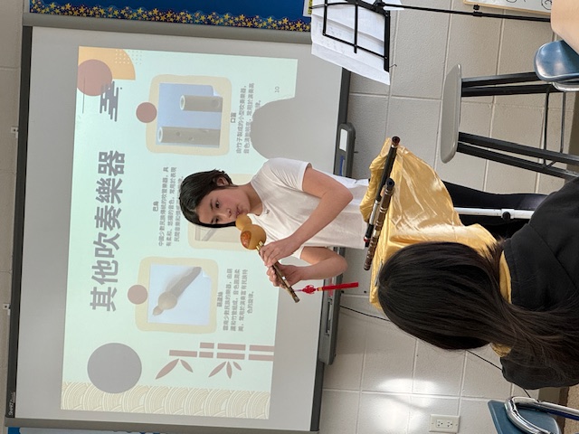 吳亞樂同學介紹口吹樂器葫蘆絲的特色, 並現場吹奏一曲"荷塘月色"。
