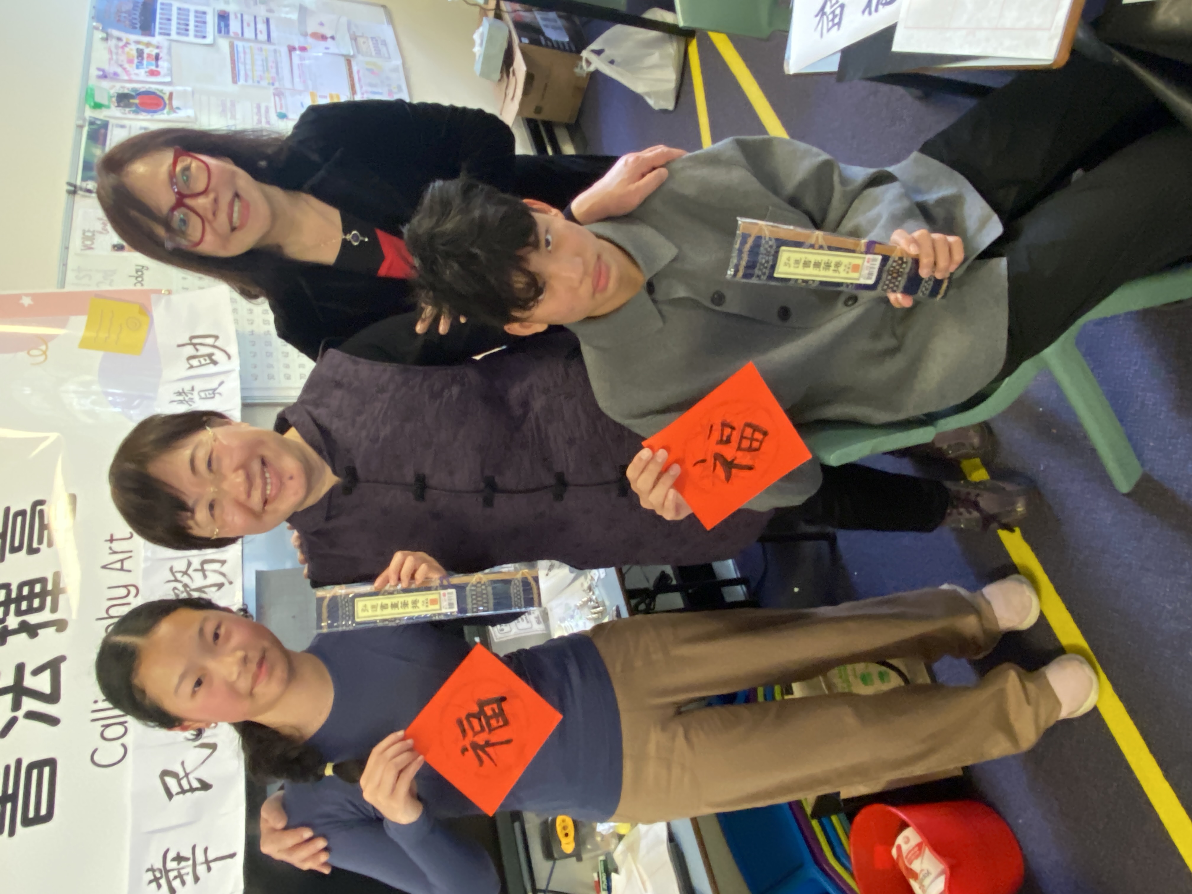 蘇晏儀同學(左一)在2023年拿過全澳中文書法比賽一等獎