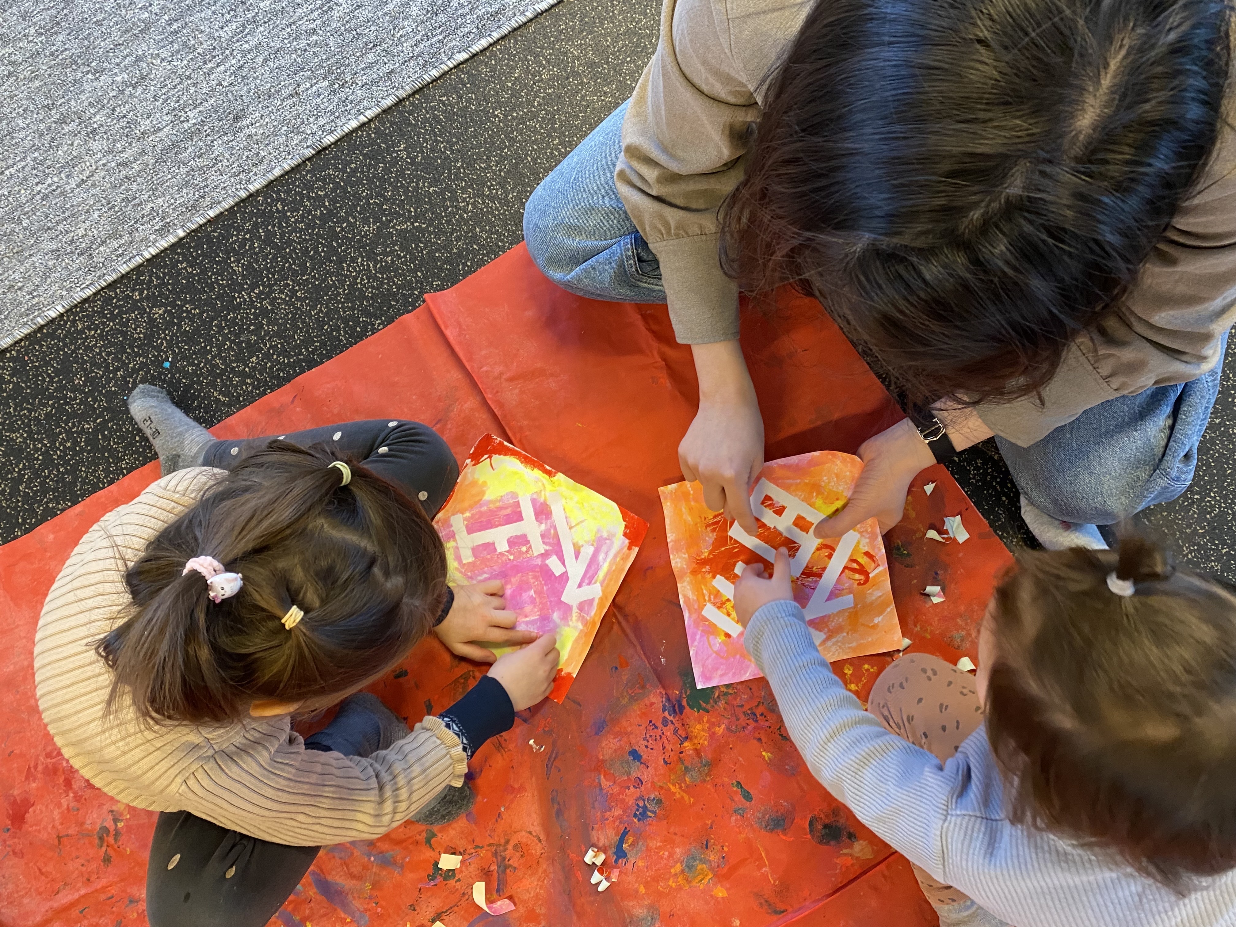 幼兒製作自己的春聯