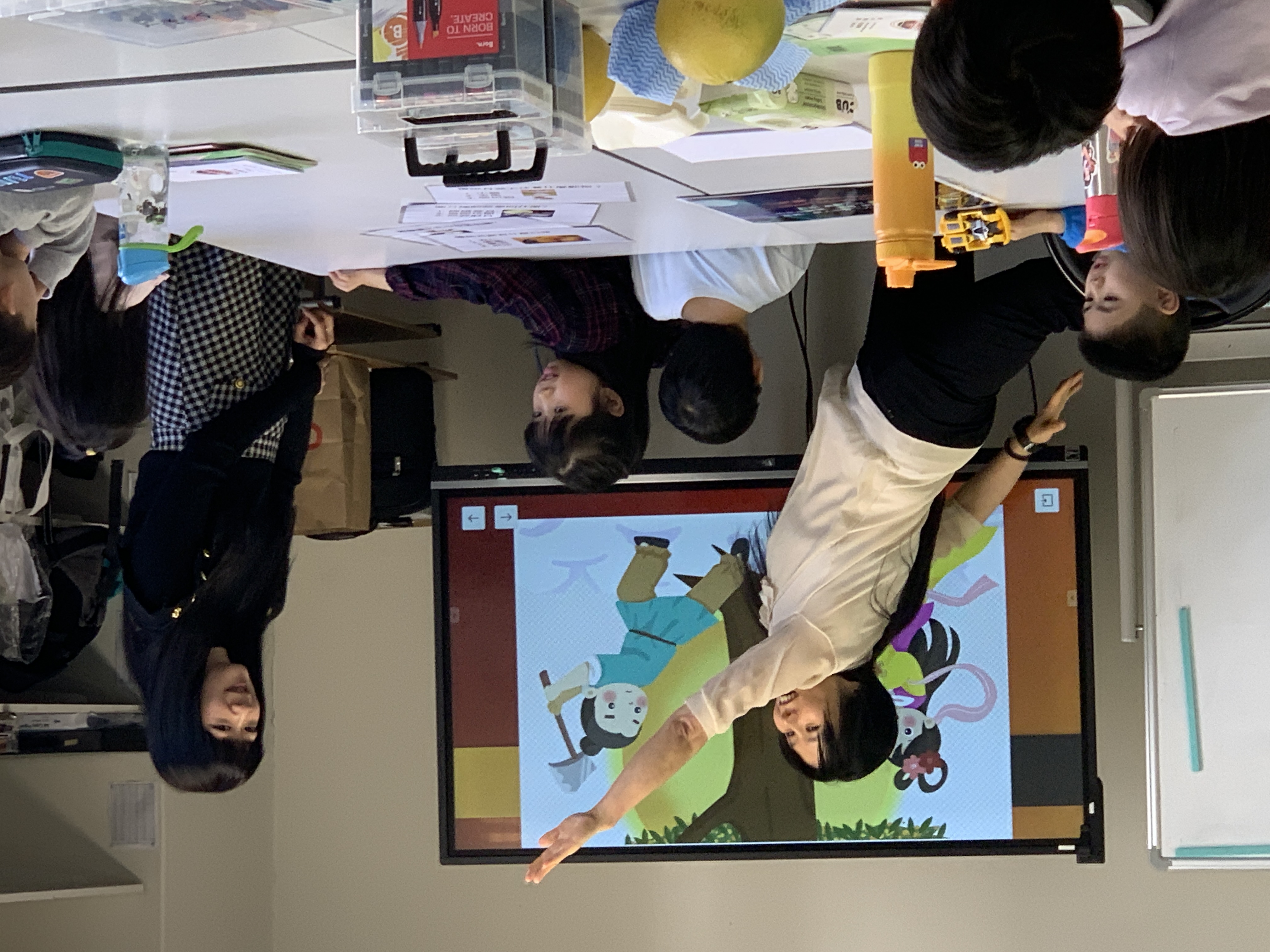 老師手舞足蹈戲說嫦娥奔月