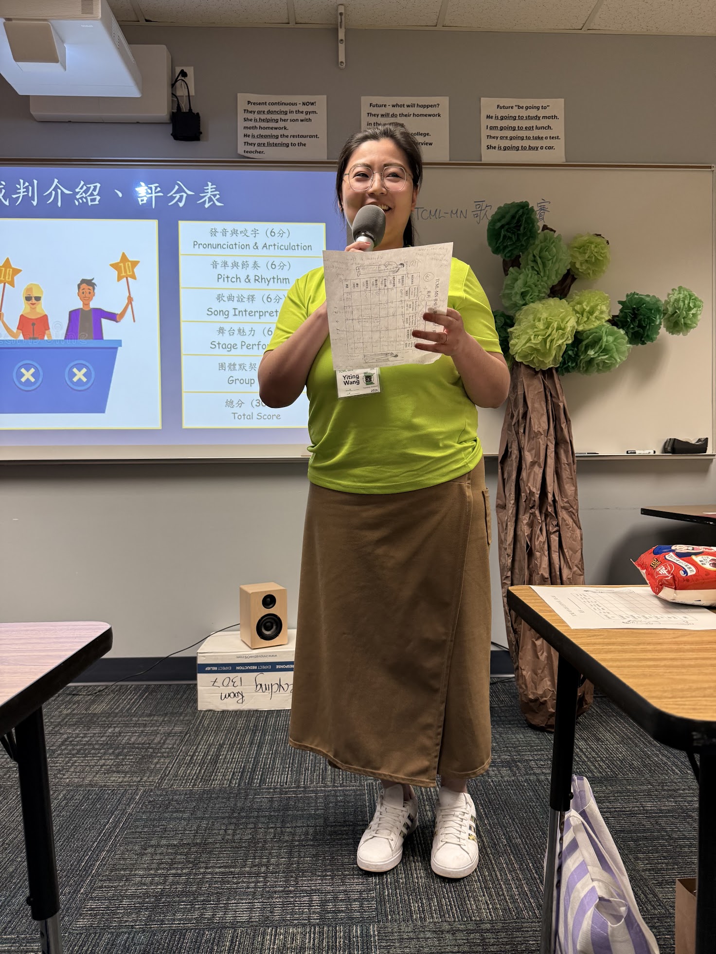 裁判汪老師說明比賽規則和講評大家的歌唱表現