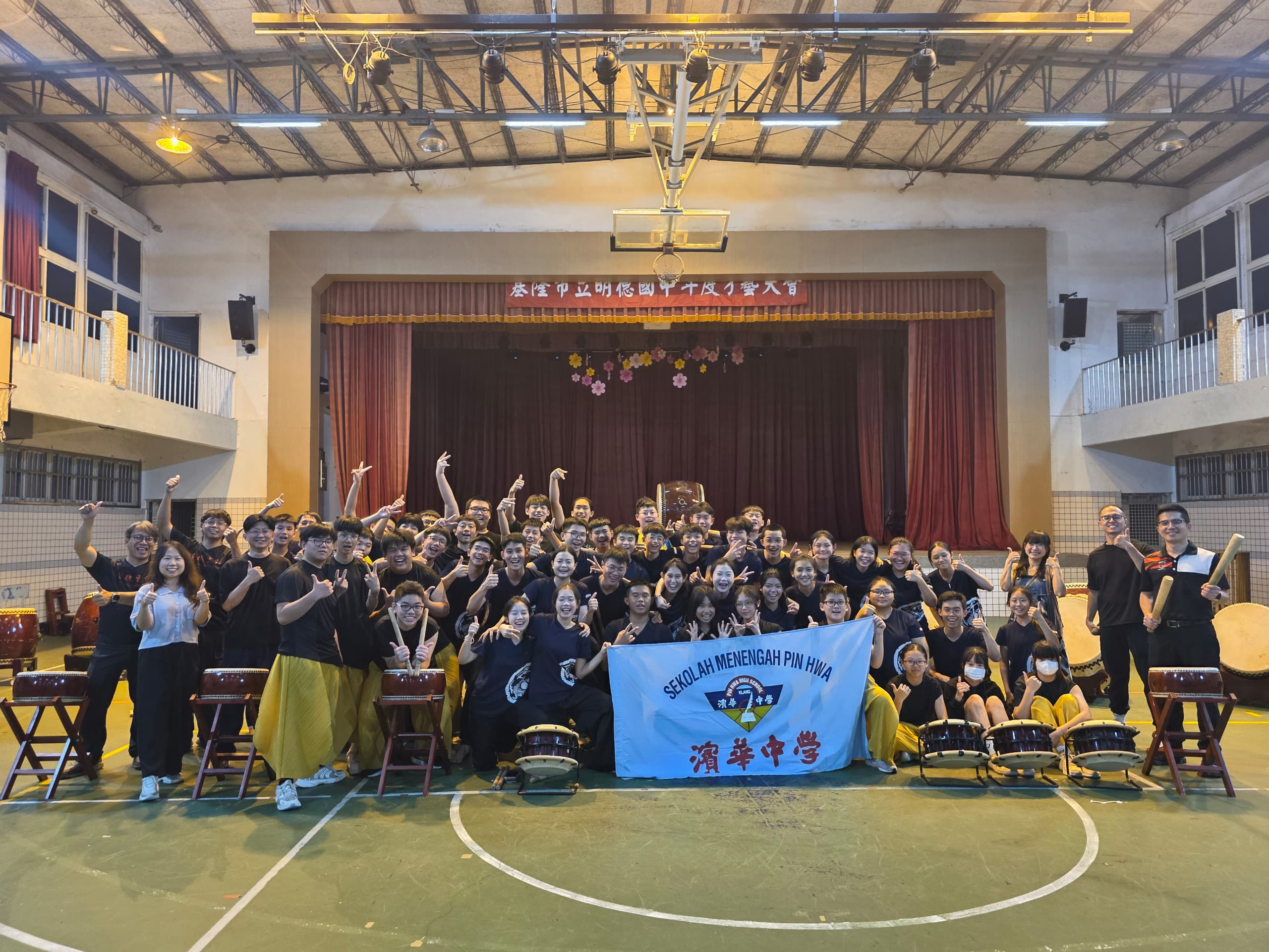 明德國中戰鼓教練為學生演示。