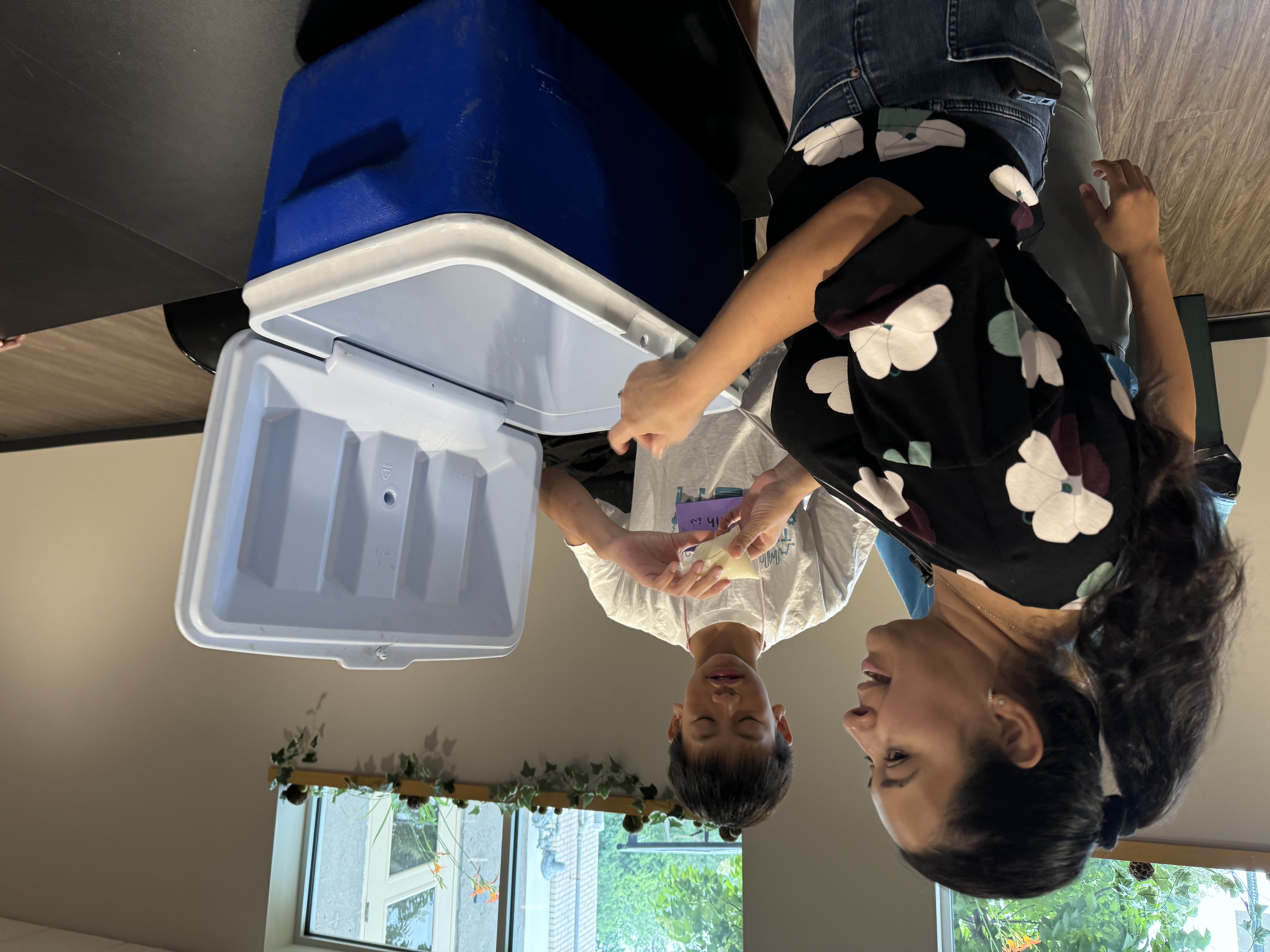 來自宏都拉斯的受訪者製作冰點請學生品嚐