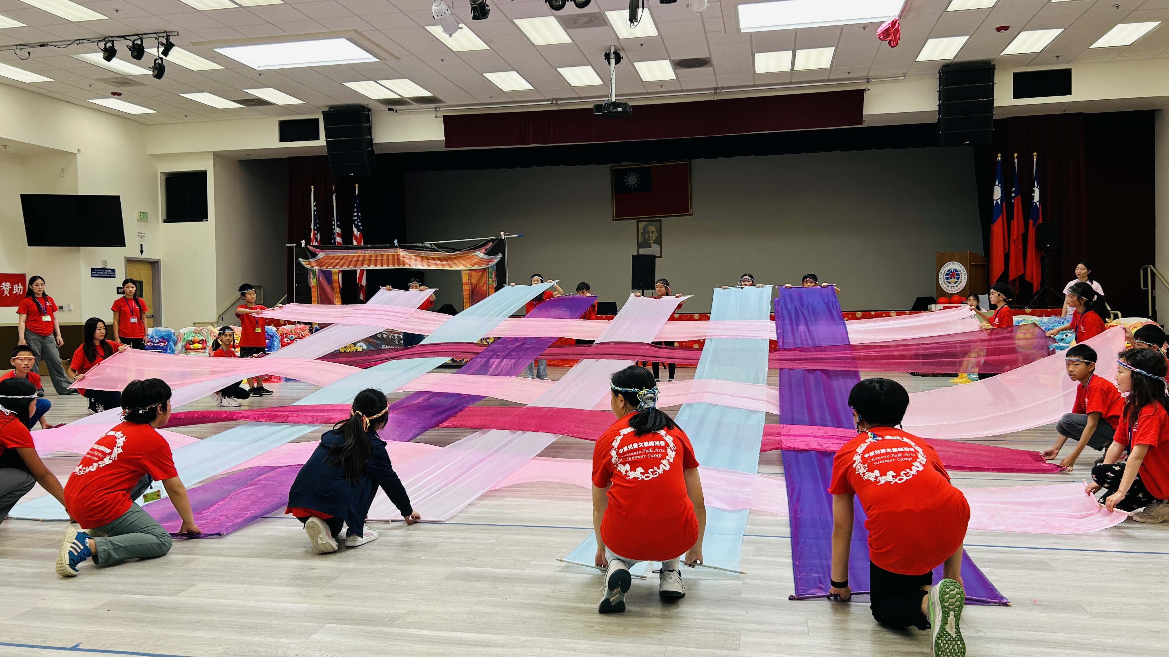 學童齊心合力以錦緞演示編織技法