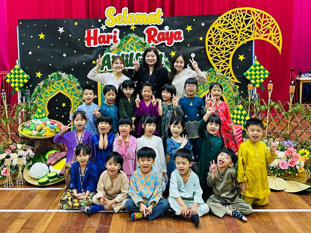 校長鄭雅芬和園長康菀娥與穿著馬來西亞傳統服飾同學合影