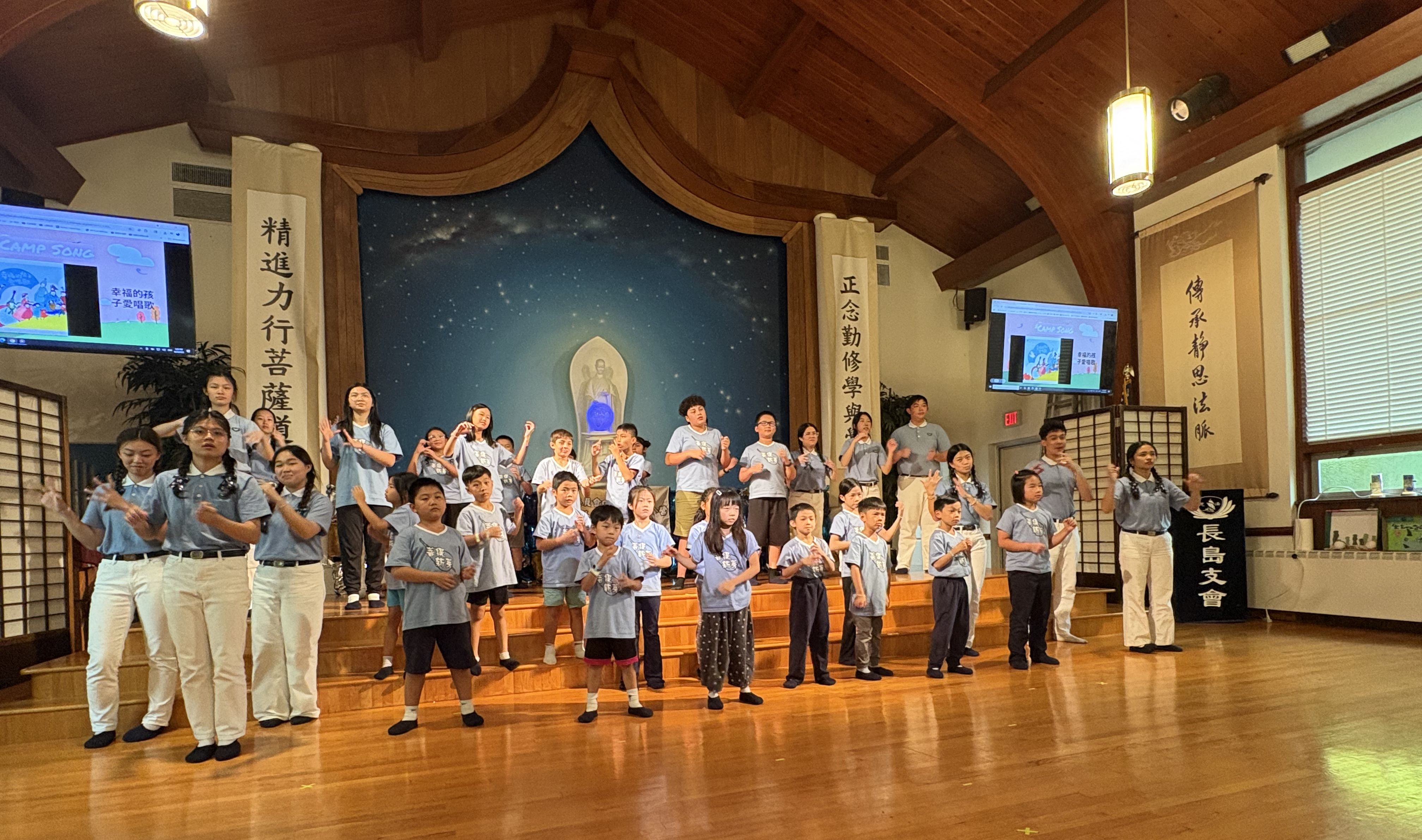 隊輔加入一起表演