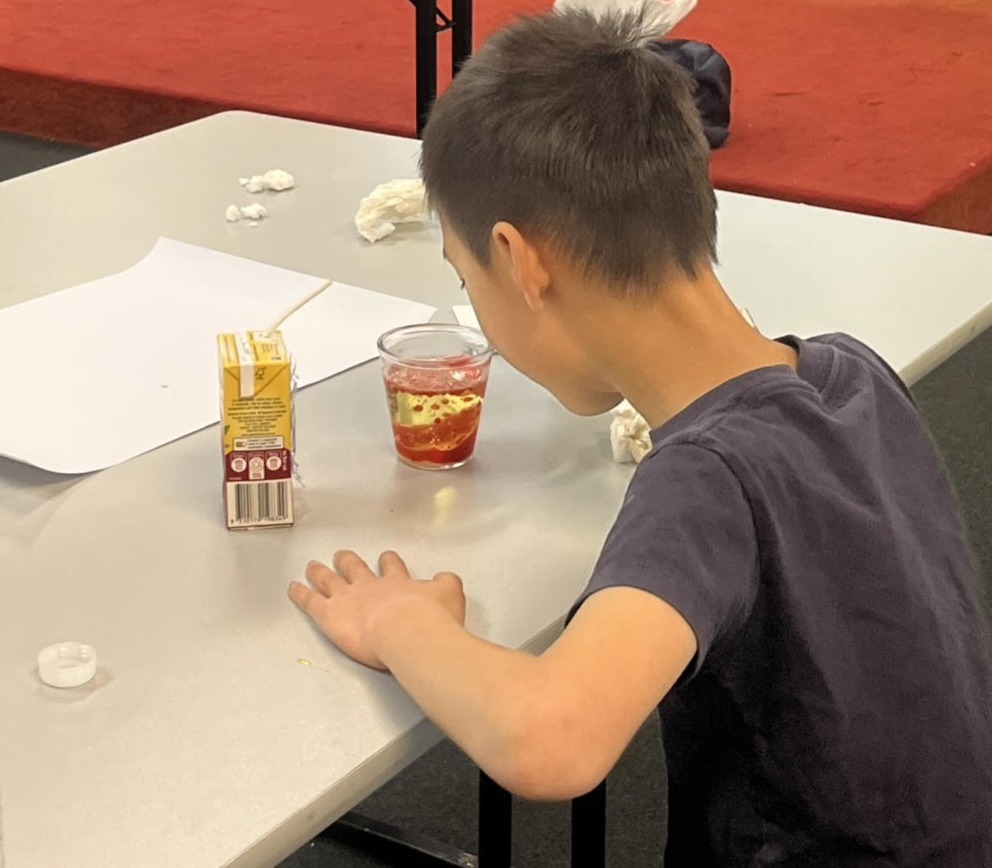 在自然科學探索課程中，學生親手操作了「火山熔岩反應實驗」，美麗的化學反應, 讓同學驚豔不己。