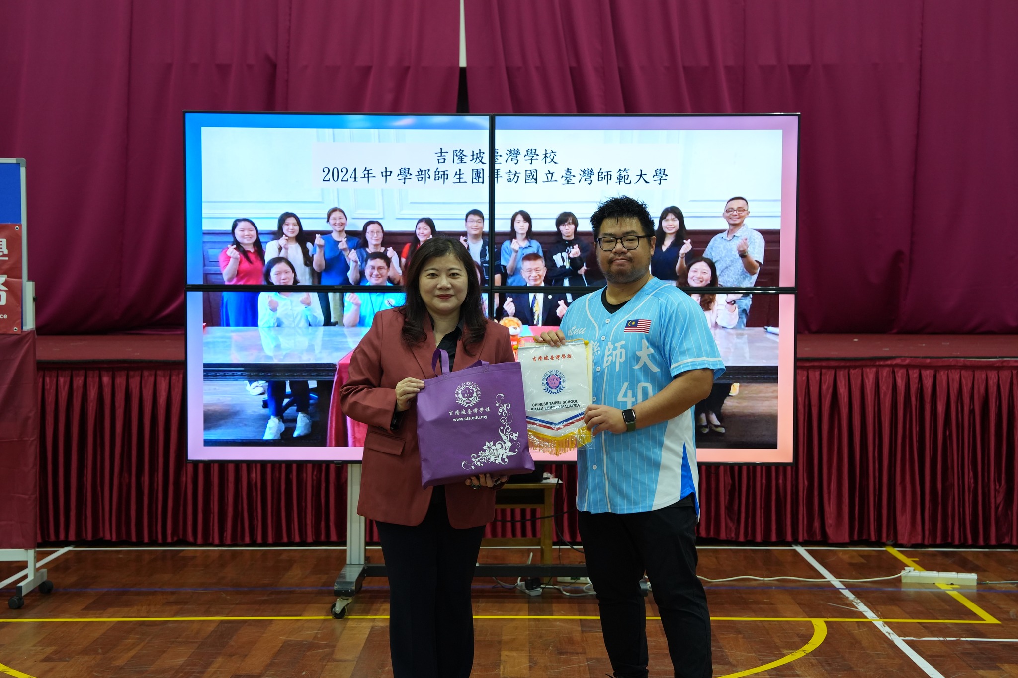 鄭校長致贈指導老師王建傑學校紀念品