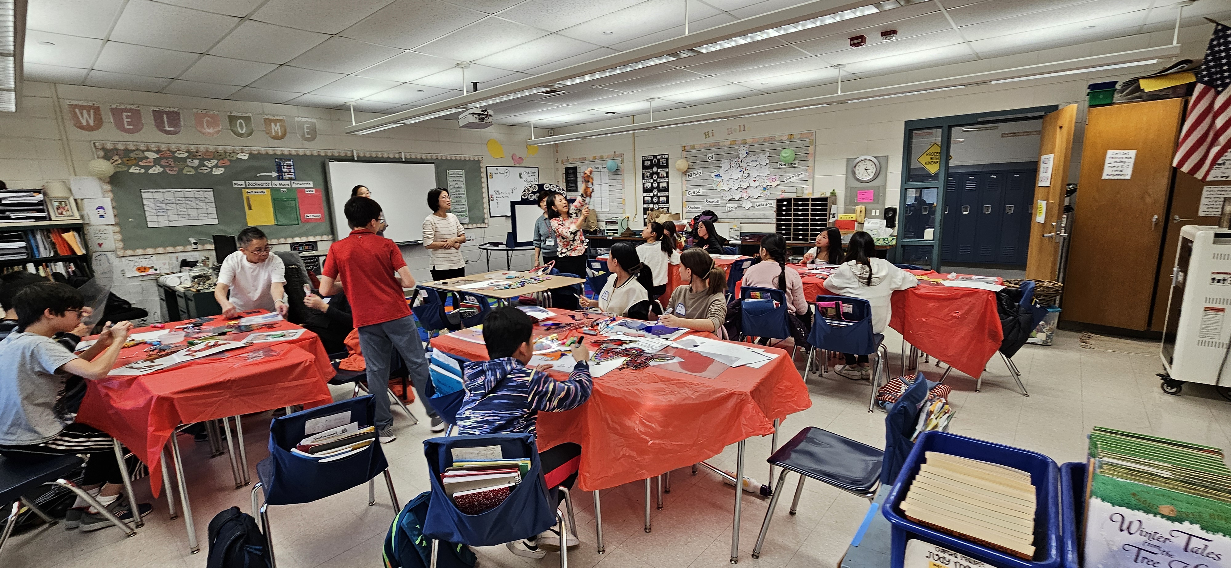 老師說明釘扣放上皮影偶的做法