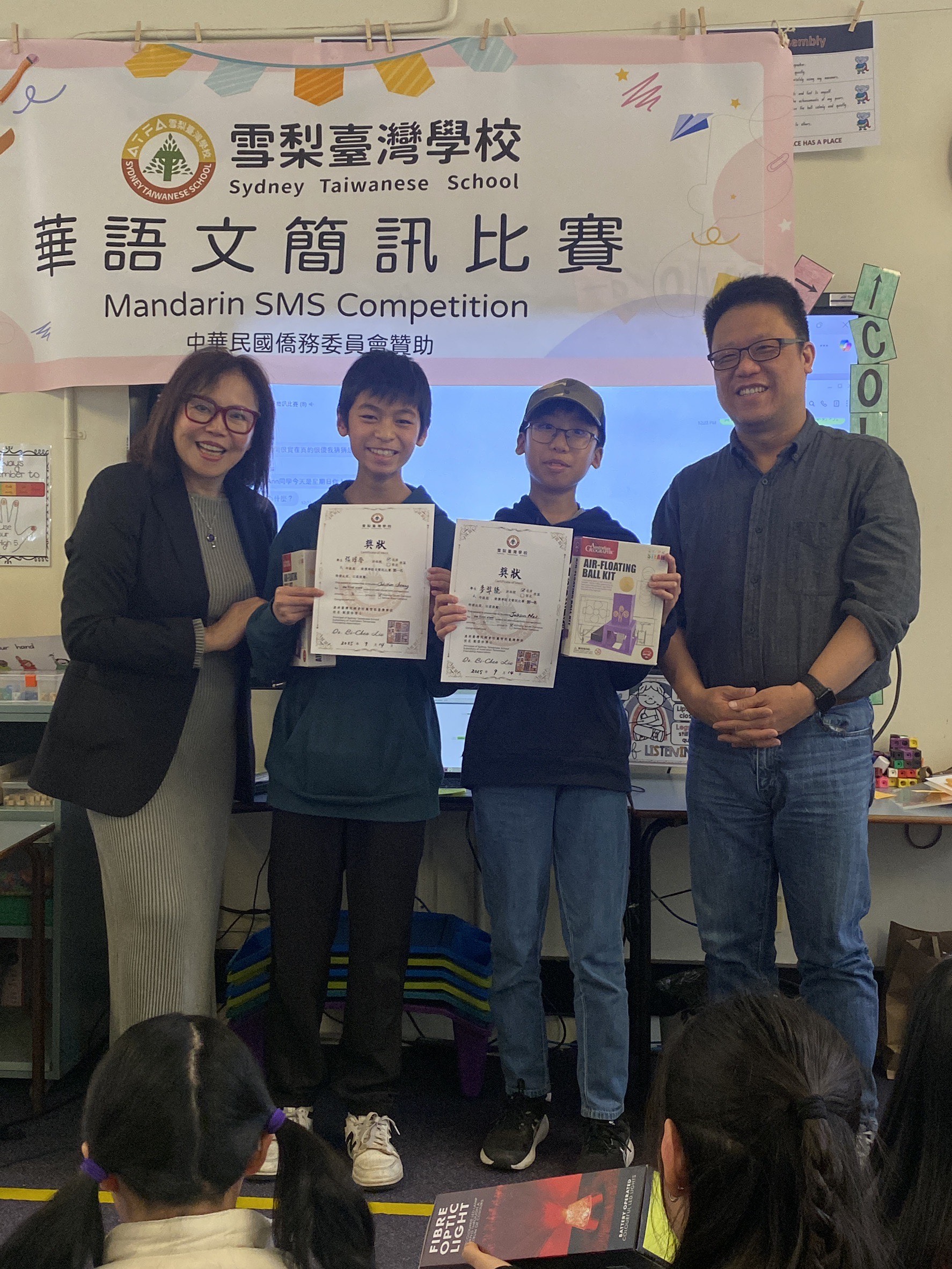 5.北岸校區的同學的華語文能力比較好，同學之間組隊參加，話題自由奔放、活潑有趣，增加活動的生動性 。六年級張瑋晉（右二）和麥羿德（左二）因為對話內容活潑、有趣，因此獲得第一名。