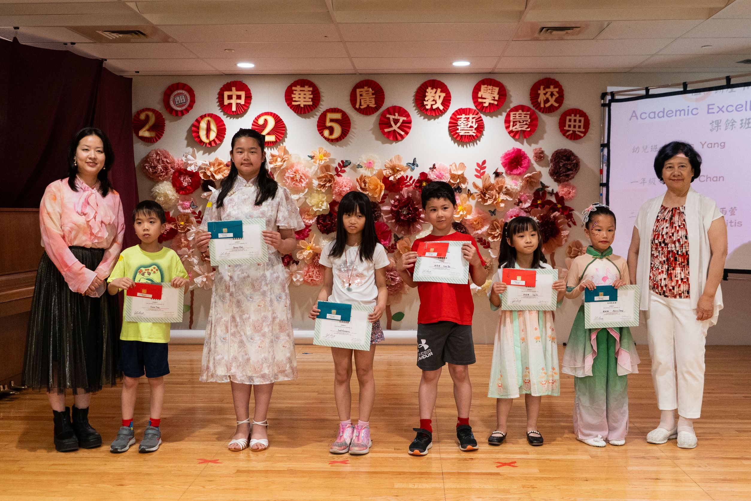 廣教學校校長王焰彬(左一)與新英蘭中文學校協會理事馮文鸞(右一)頒發學習優秀學生獎狀