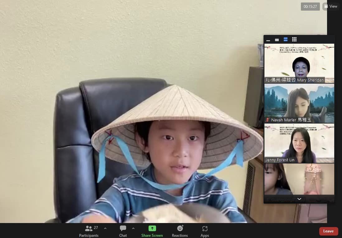 朗讀憫農的林杰龍同學帶著斗笠朗讀深入其境